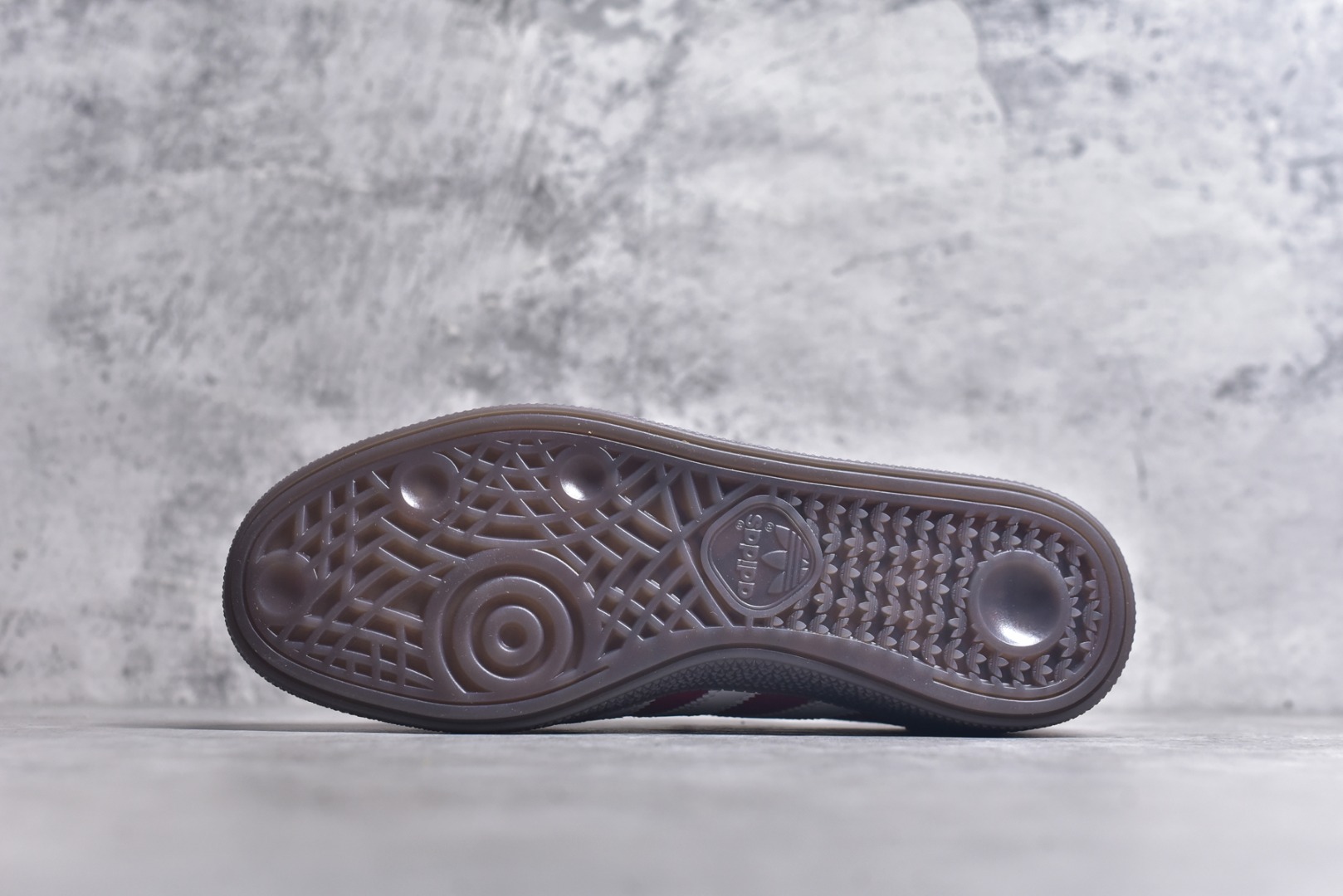 图片[6]-#AD Originals Handball SPZL 手球运动员系列百搭休闲运动板鞋 FV1227 这款来自阿迪达斯的这款HANDBALL SPZL前身是一双手球运动鞋，这一次拿来复刻，所以鞋面的主要色彩选用了黑色， 鞋面外侧除了Spezial字母之外还有三叶草标志。Handball SPZL作为复古手球训练鞋与作为室内足球鞋的Samba有着异曲同工之处，但是质感更为出众的鞋身以及丰富的配色选择比起Samba来讲可以说是更胜一筹了！尺码：36 36⅔ 37⅓ 38 38⅔ 39⅓ 40 40⅔ 41⅓ 42 42⅔ 43⅓ 44⅔ 45-选品中心