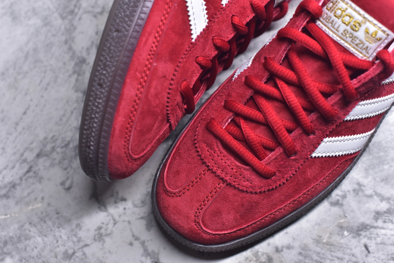 图片[8]-#AD Originals Handball SPZL 手球运动员系列百搭休闲运动板鞋 FV1227 这款来自阿迪达斯的这款HANDBALL SPZL前身是一双手球运动鞋，这一次拿来复刻，所以鞋面的主要色彩选用了黑色， 鞋面外侧除了Spezial字母之外还有三叶草标志。Handball SPZL作为复古手球训练鞋与作为室内足球鞋的Samba有着异曲同工之处，但是质感更为出众的鞋身以及丰富的配色选择比起Samba来讲可以说是更胜一筹了！尺码：36 36⅔ 37⅓ 38 38⅔ 39⅓ 40 40⅔ 41⅓ 42 42⅔ 43⅓ 44⅔ 45-选品中心