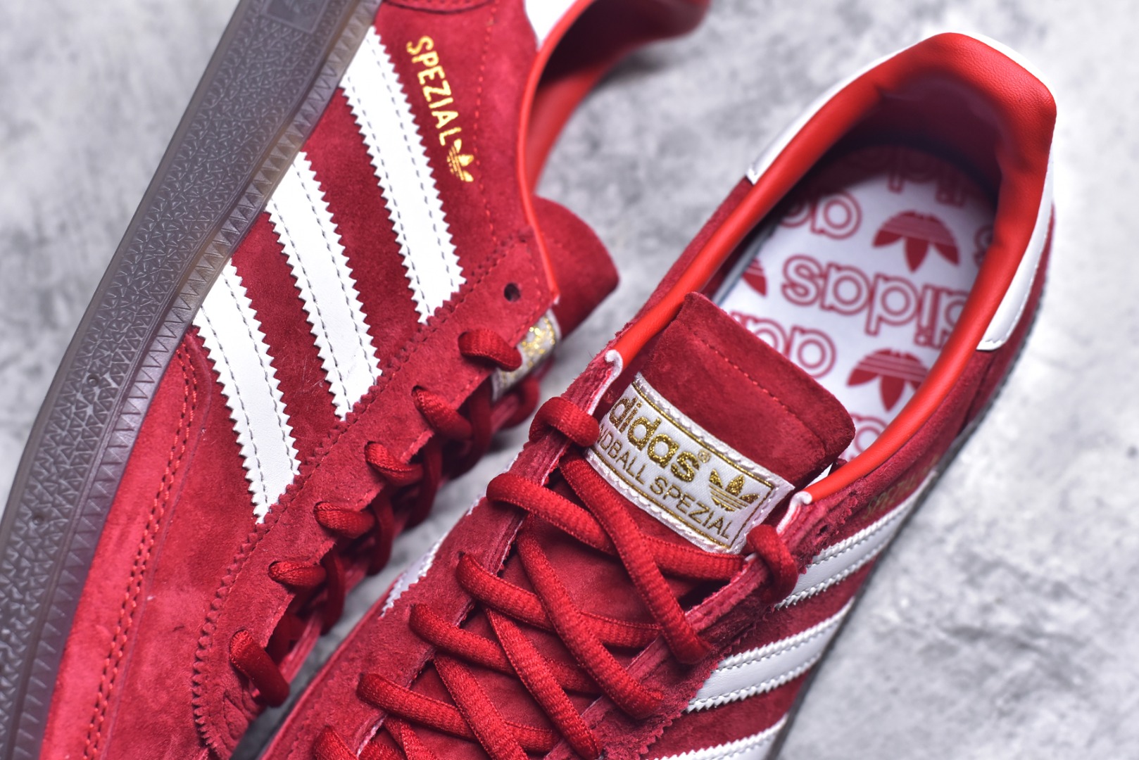 图片[9]-#AD Originals Handball SPZL 手球运动员系列百搭休闲运动板鞋 FV1227 这款来自阿迪达斯的这款HANDBALL SPZL前身是一双手球运动鞋，这一次拿来复刻，所以鞋面的主要色彩选用了黑色， 鞋面外侧除了Spezial字母之外还有三叶草标志。Handball SPZL作为复古手球训练鞋与作为室内足球鞋的Samba有着异曲同工之处，但是质感更为出众的鞋身以及丰富的配色选择比起Samba来讲可以说是更胜一筹了！尺码：36 36⅔ 37⅓ 38 38⅔ 39⅓ 40 40⅔ 41⅓ 42 42⅔ 43⅓ 44⅔ 45-选品中心