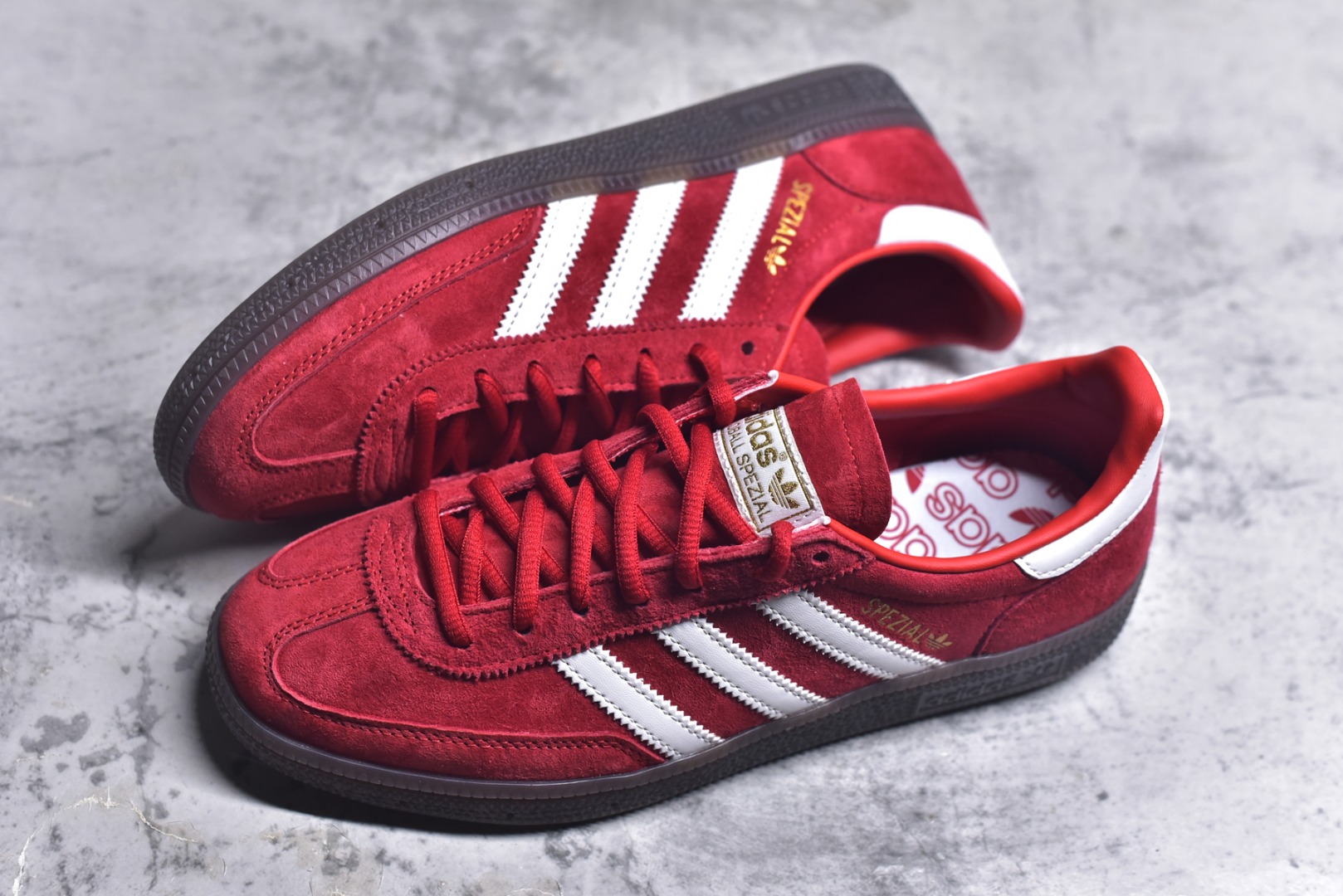 图片[7]-#AD Originals Handball SPZL 手球运动员系列百搭休闲运动板鞋 FV1227 这款来自阿迪达斯的这款HANDBALL SPZL前身是一双手球运动鞋，这一次拿来复刻，所以鞋面的主要色彩选用了黑色， 鞋面外侧除了Spezial字母之外还有三叶草标志。Handball SPZL作为复古手球训练鞋与作为室内足球鞋的Samba有着异曲同工之处，但是质感更为出众的鞋身以及丰富的配色选择比起Samba来讲可以说是更胜一筹了！尺码：36 36⅔ 37⅓ 38 38⅔ 39⅓ 40 40⅔ 41⅓ 42 42⅔ 43⅓ 44⅔ 45-选品中心