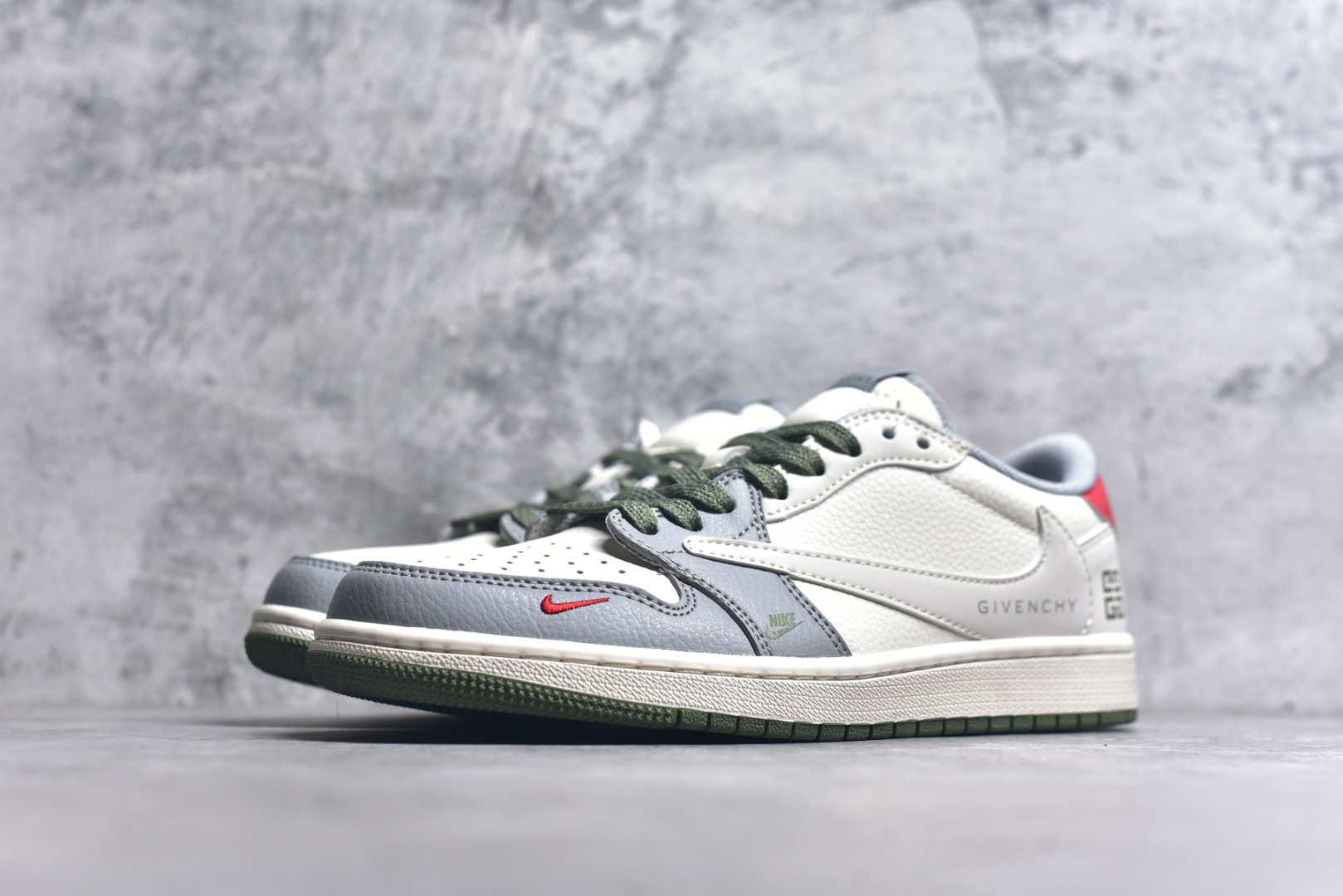 图片[2]-#Travis Scott x Fragment Design x Air Jordan 1 Low OG SP AJ1 乔1 纪梵希联名 绿灰底 低帮文化休闲板鞋 XS7089-600 #多方联名合作融合了Travis Scott 独特的音乐风格，藤原浩个性的设计风格以及Jordan品牌的经典元素 使其成为一双具有独特身份和价值的鞋子 清新而立体的外观加上联名标识更突出了其独特身份 这种配色方案显示出活力和时尚感 在视觉上引人注目 鞋身的质感和细腻的细节处理使其显得高端而格调十足 这款“倒钩”联名是设计与创意完美结合 融合多方的个性风格是一款备受瞩目的潮流鞋款 尺码：36 36.5 37.5 38 38.5 39 40 40.5 41 42 42.5 43 44 44.5 45 9.E5-选品中心