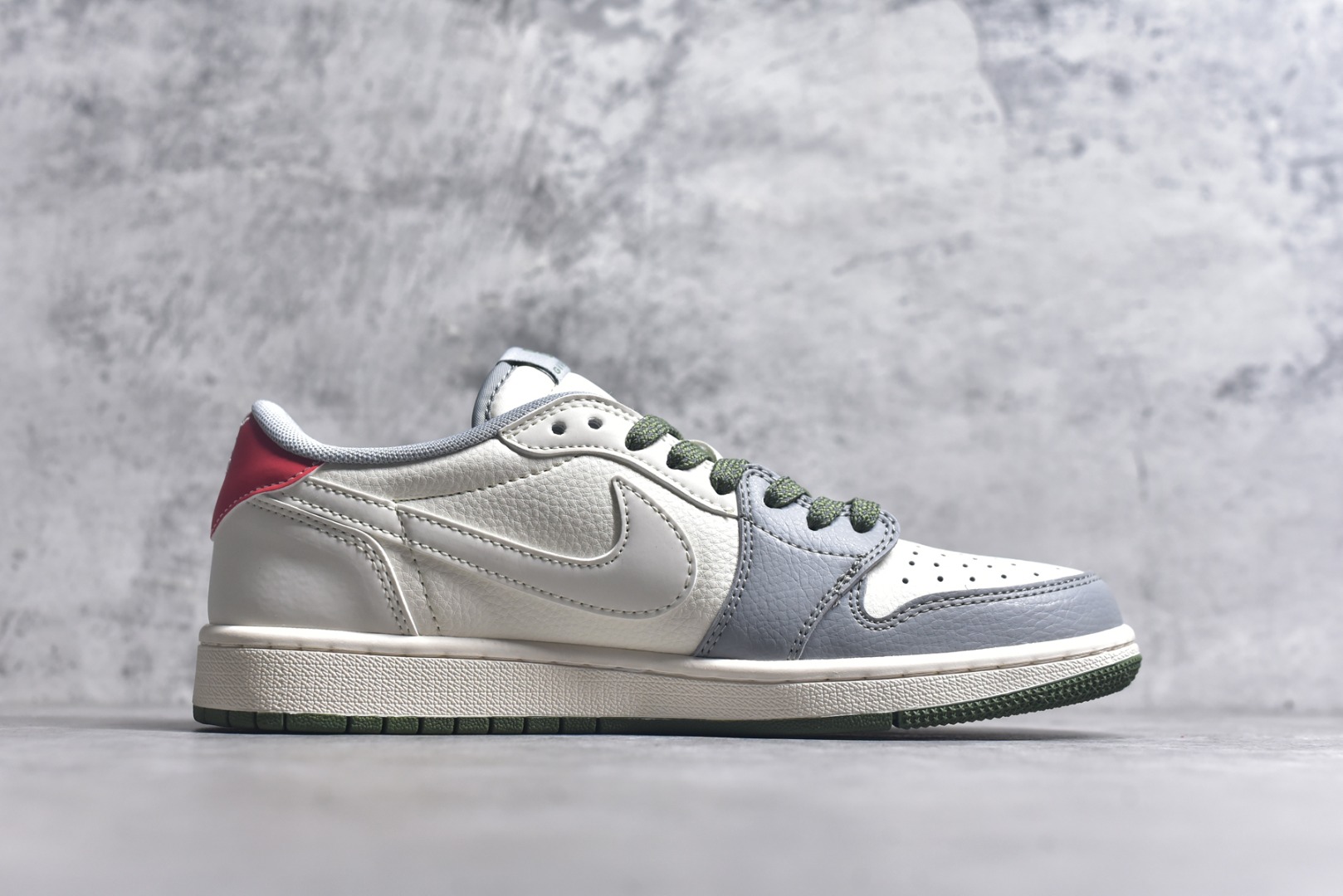 图片[3]-#Travis Scott x Fragment Design x Air Jordan 1 Low OG SP AJ1 乔1 纪梵希联名 绿灰底 低帮文化休闲板鞋 XS7089-600 #多方联名合作融合了Travis Scott 独特的音乐风格，藤原浩个性的设计风格以及Jordan品牌的经典元素 使其成为一双具有独特身份和价值的鞋子 清新而立体的外观加上联名标识更突出了其独特身份 这种配色方案显示出活力和时尚感 在视觉上引人注目 鞋身的质感和细腻的细节处理使其显得高端而格调十足 这款“倒钩”联名是设计与创意完美结合 融合多方的个性风格是一款备受瞩目的潮流鞋款 尺码：36 36.5 37.5 38 38.5 39 40 40.5 41 42 42.5 43 44 44.5 45 9.E5-选品中心
