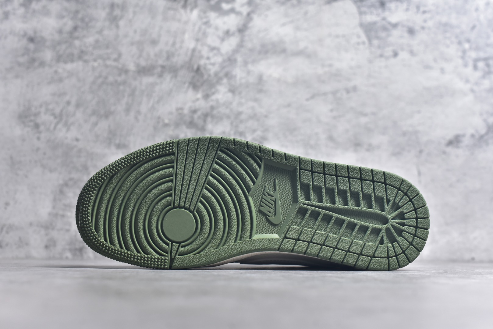 图片[6]-#Travis Scott x Fragment Design x Air Jordan 1 Low OG SP AJ1 乔1 纪梵希联名 绿灰底 低帮文化休闲板鞋 XS7089-600 #多方联名合作融合了Travis Scott 独特的音乐风格，藤原浩个性的设计风格以及Jordan品牌的经典元素 使其成为一双具有独特身份和价值的鞋子 清新而立体的外观加上联名标识更突出了其独特身份 这种配色方案显示出活力和时尚感 在视觉上引人注目 鞋身的质感和细腻的细节处理使其显得高端而格调十足 这款“倒钩”联名是设计与创意完美结合 融合多方的个性风格是一款备受瞩目的潮流鞋款 尺码：36 36.5 37.5 38 38.5 39 40 40.5 41 42 42.5 43 44 44.5 45 9.E5-选品中心