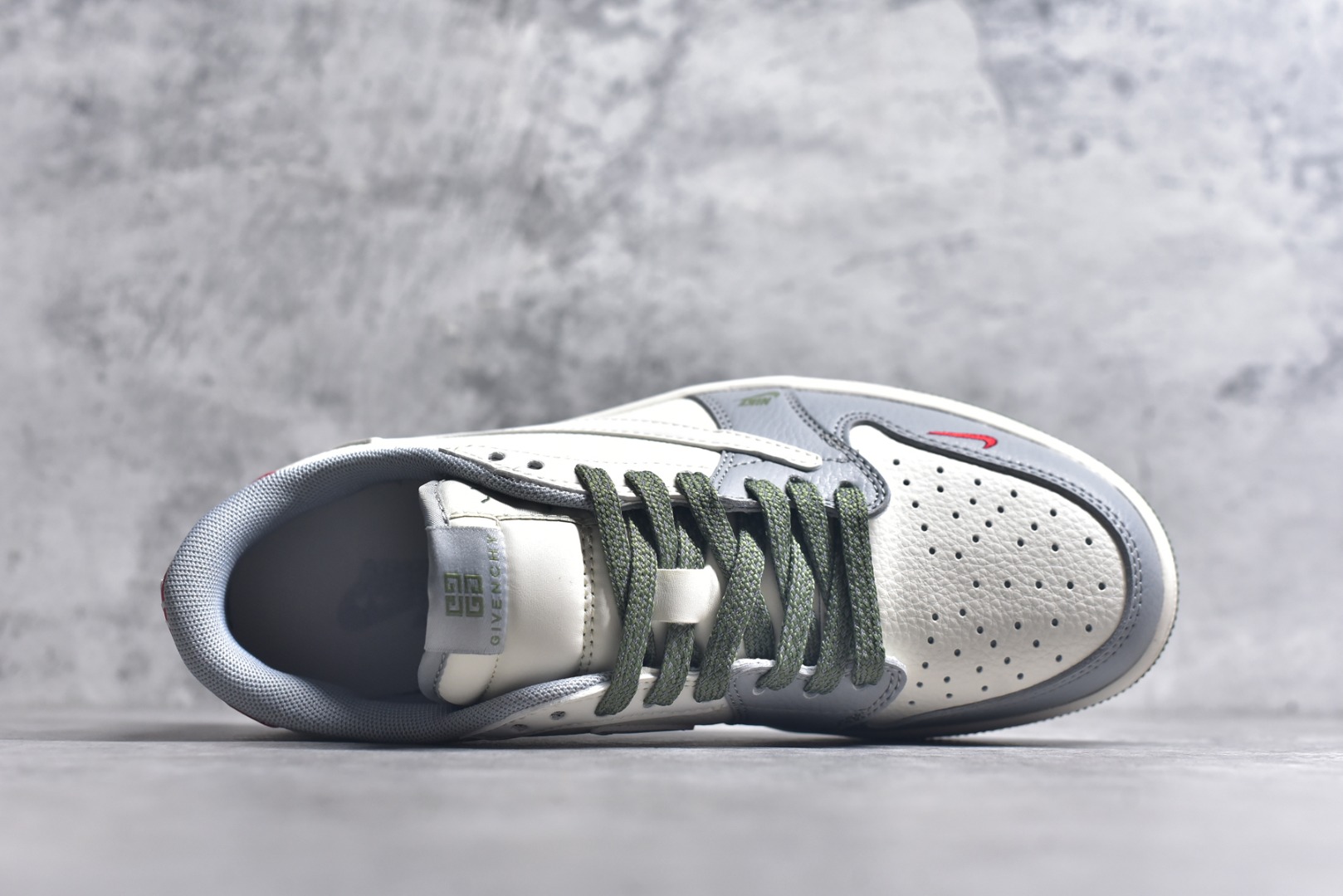 图片[4]-#Travis Scott x Fragment Design x Air Jordan 1 Low OG SP AJ1 乔1 纪梵希联名 绿灰底 低帮文化休闲板鞋 XS7089-600 #多方联名合作融合了Travis Scott 独特的音乐风格，藤原浩个性的设计风格以及Jordan品牌的经典元素 使其成为一双具有独特身份和价值的鞋子 清新而立体的外观加上联名标识更突出了其独特身份 这种配色方案显示出活力和时尚感 在视觉上引人注目 鞋身的质感和细腻的细节处理使其显得高端而格调十足 这款“倒钩”联名是设计与创意完美结合 融合多方的个性风格是一款备受瞩目的潮流鞋款 尺码：36 36.5 37.5 38 38.5 39 40 40.5 41 42 42.5 43 44 44.5 45 9.E5-选品中心