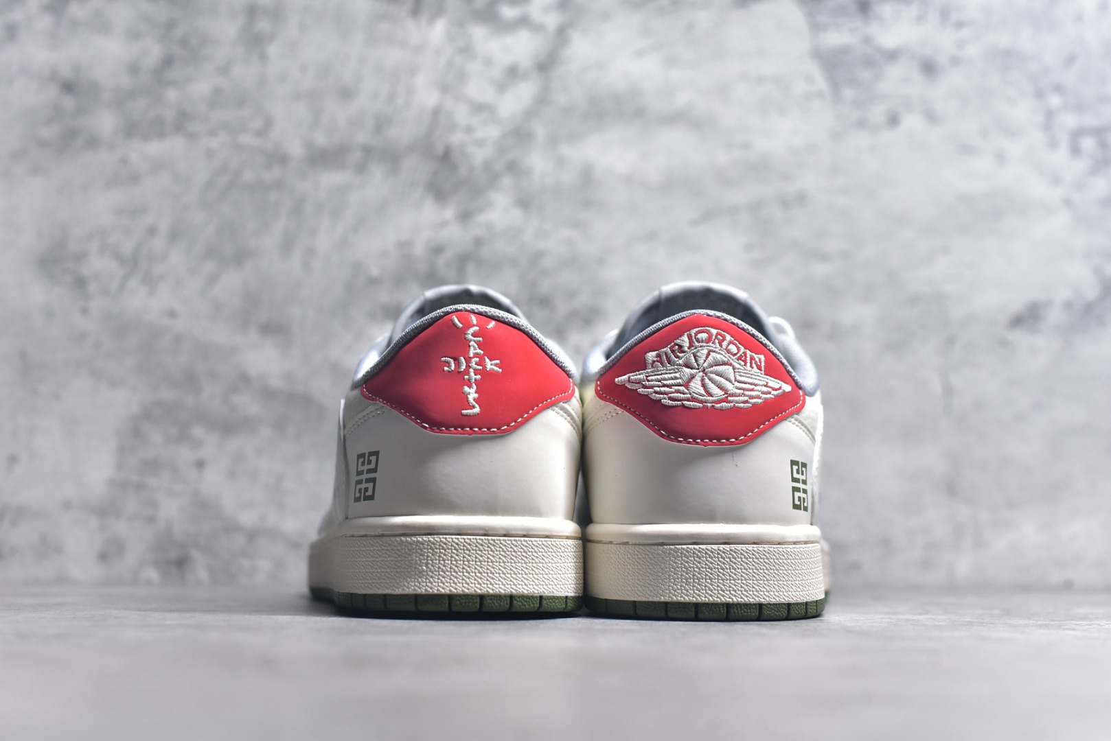 图片[5]-#Travis Scott x Fragment Design x Air Jordan 1 Low OG SP AJ1 乔1 纪梵希联名 绿灰底 低帮文化休闲板鞋 XS7089-600 #多方联名合作融合了Travis Scott 独特的音乐风格，藤原浩个性的设计风格以及Jordan品牌的经典元素 使其成为一双具有独特身份和价值的鞋子 清新而立体的外观加上联名标识更突出了其独特身份 这种配色方案显示出活力和时尚感 在视觉上引人注目 鞋身的质感和细腻的细节处理使其显得高端而格调十足 这款“倒钩”联名是设计与创意完美结合 融合多方的个性风格是一款备受瞩目的潮流鞋款 尺码：36 36.5 37.5 38 38.5 39 40 40.5 41 42 42.5 43 44 44.5 45 9.E5-选品中心