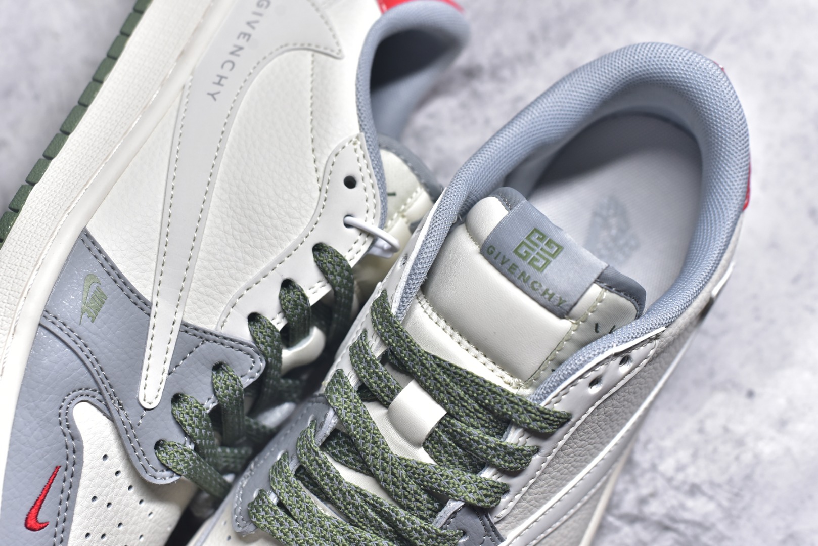 图片[9]-#Travis Scott x Fragment Design x Air Jordan 1 Low OG SP AJ1 乔1 纪梵希联名 绿灰底 低帮文化休闲板鞋 XS7089-600 #多方联名合作融合了Travis Scott 独特的音乐风格，藤原浩个性的设计风格以及Jordan品牌的经典元素 使其成为一双具有独特身份和价值的鞋子 清新而立体的外观加上联名标识更突出了其独特身份 这种配色方案显示出活力和时尚感 在视觉上引人注目 鞋身的质感和细腻的细节处理使其显得高端而格调十足 这款“倒钩”联名是设计与创意完美结合 融合多方的个性风格是一款备受瞩目的潮流鞋款 尺码：36 36.5 37.5 38 38.5 39 40 40.5 41 42 42.5 43 44 44.5 45 9.E5-选品中心