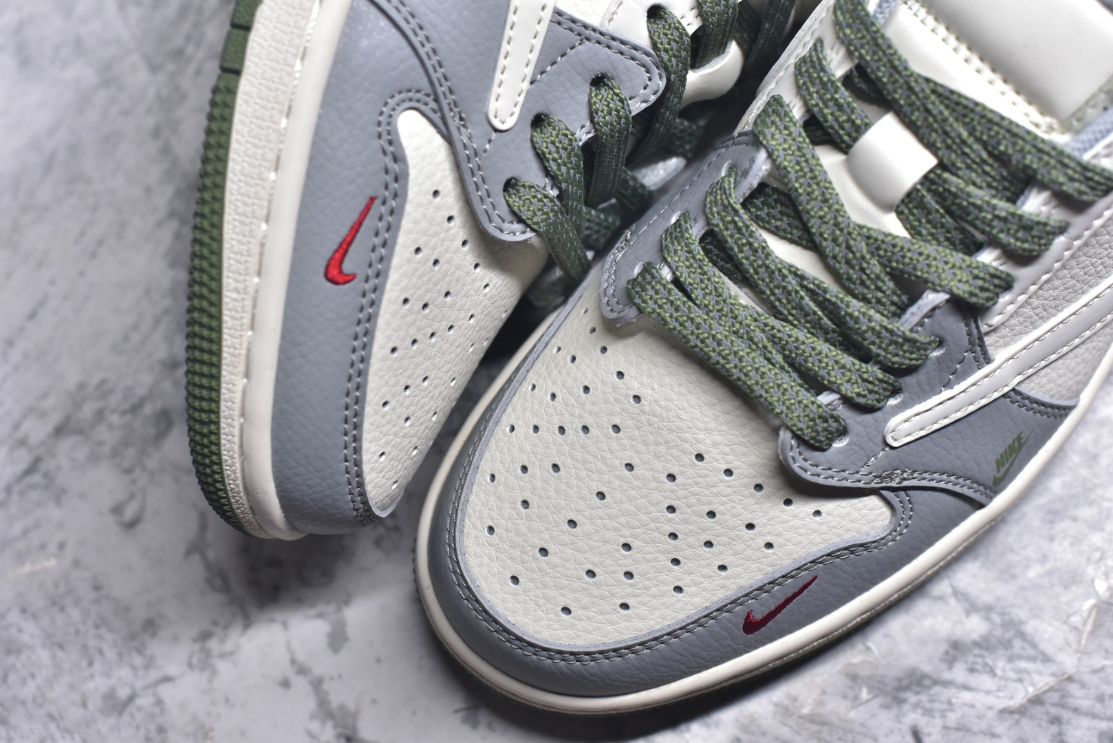 图片[8]-#Travis Scott x Fragment Design x Air Jordan 1 Low OG SP AJ1 乔1 纪梵希联名 绿灰底 低帮文化休闲板鞋 XS7089-600 #多方联名合作融合了Travis Scott 独特的音乐风格，藤原浩个性的设计风格以及Jordan品牌的经典元素 使其成为一双具有独特身份和价值的鞋子 清新而立体的外观加上联名标识更突出了其独特身份 这种配色方案显示出活力和时尚感 在视觉上引人注目 鞋身的质感和细腻的细节处理使其显得高端而格调十足 这款“倒钩”联名是设计与创意完美结合 融合多方的个性风格是一款备受瞩目的潮流鞋款 尺码：36 36.5 37.5 38 38.5 39 40 40.5 41 42 42.5 43 44 44.5 45 9.E5-选品中心