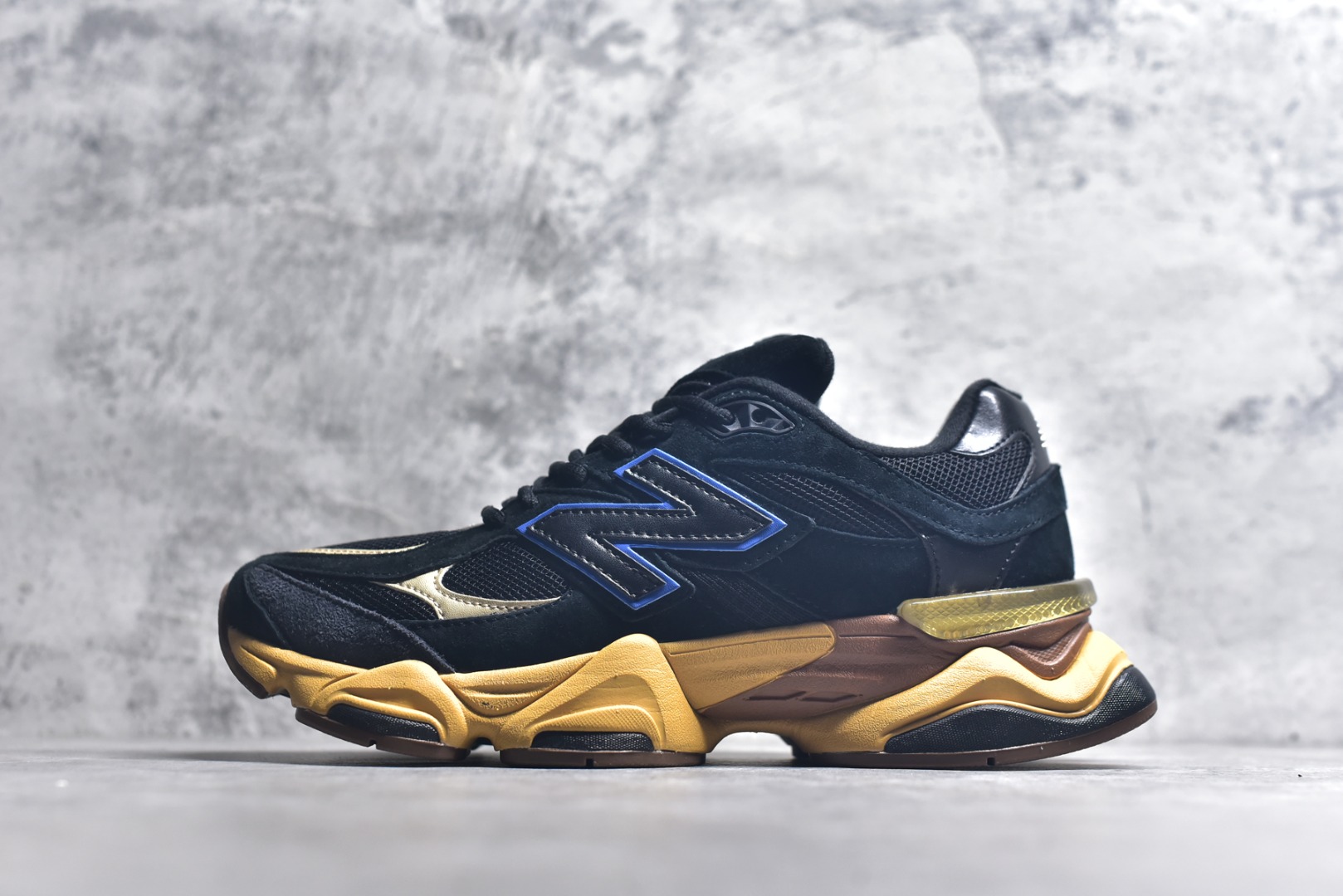 #新百伦New Balance NB9060 深蓝黄U9060RE 全套原楦原纸板原厂数据开发 进口三明治网面 原装进口翻毛皮料正确绒感卡色 正确中底拉帮中底网布细节 原厂标裁 带紫光防伪 定制后跟透明水晶模块 冲裁组合 大底贴合程度胶水上色把控完美 整洁度挑战全网艺术家 多道序QC把关品质完善 匠心打造 耗时两个月开发完成 工艺极其复杂难度可想而知 新开独立私模大底 全网唯一正确六层组合大底 高端零售专供产物 尺码：36 37 37.5 38 38.5 39 40 40.5 41 42 42.5 43 44 45 45.5 46.5-选品中心
