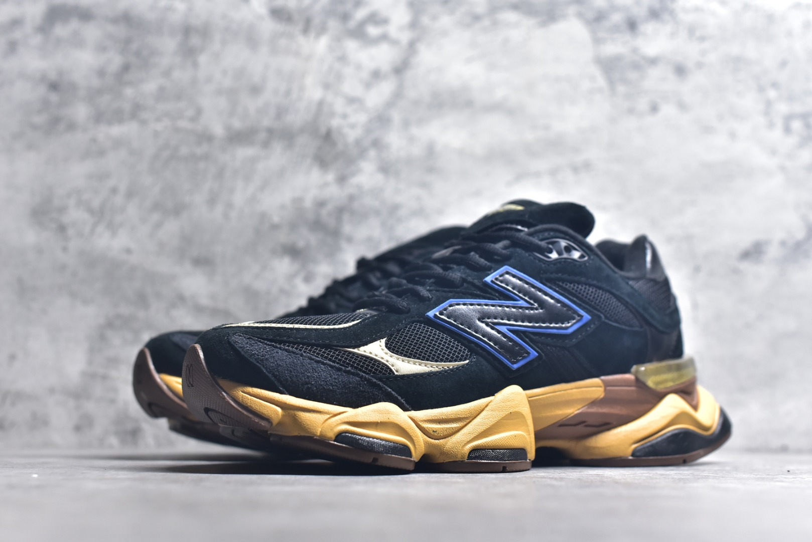 图片[2]-#新百伦New Balance NB9060 深蓝黄U9060RE 全套原楦原纸板原厂数据开发 进口三明治网面 原装进口翻毛皮料正确绒感卡色 正确中底拉帮中底网布细节 原厂标裁 带紫光防伪 定制后跟透明水晶模块 冲裁组合 大底贴合程度胶水上色把控完美 整洁度挑战全网艺术家 多道序QC把关品质完善 匠心打造 耗时两个月开发完成 工艺极其复杂难度可想而知 新开独立私模大底 全网唯一正确六层组合大底 高端零售专供产物 尺码：36 37 37.5 38 38.5 39 40 40.5 41 42 42.5 43 44 45 45.5 46.5-选品中心