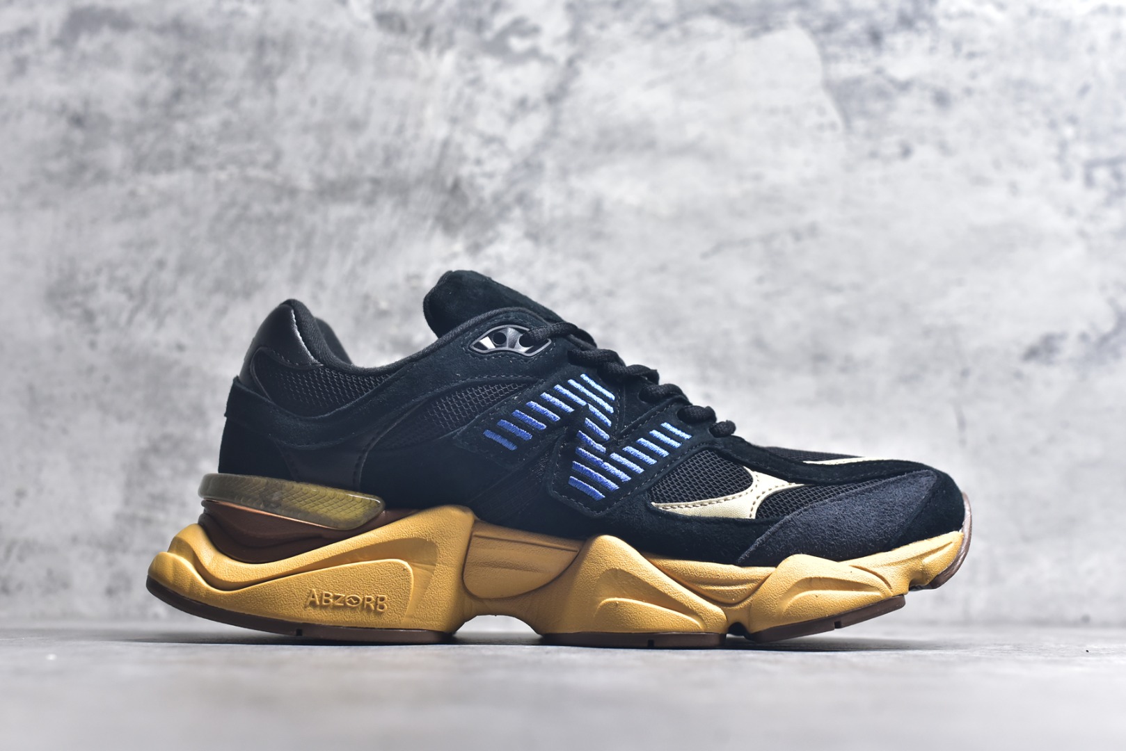 图片[3]-#新百伦New Balance NB9060 深蓝黄U9060RE 全套原楦原纸板原厂数据开发 进口三明治网面 原装进口翻毛皮料正确绒感卡色 正确中底拉帮中底网布细节 原厂标裁 带紫光防伪 定制后跟透明水晶模块 冲裁组合 大底贴合程度胶水上色把控完美 整洁度挑战全网艺术家 多道序QC把关品质完善 匠心打造 耗时两个月开发完成 工艺极其复杂难度可想而知 新开独立私模大底 全网唯一正确六层组合大底 高端零售专供产物 尺码：36 37 37.5 38 38.5 39 40 40.5 41 42 42.5 43 44 45 45.5 46.5-选品中心