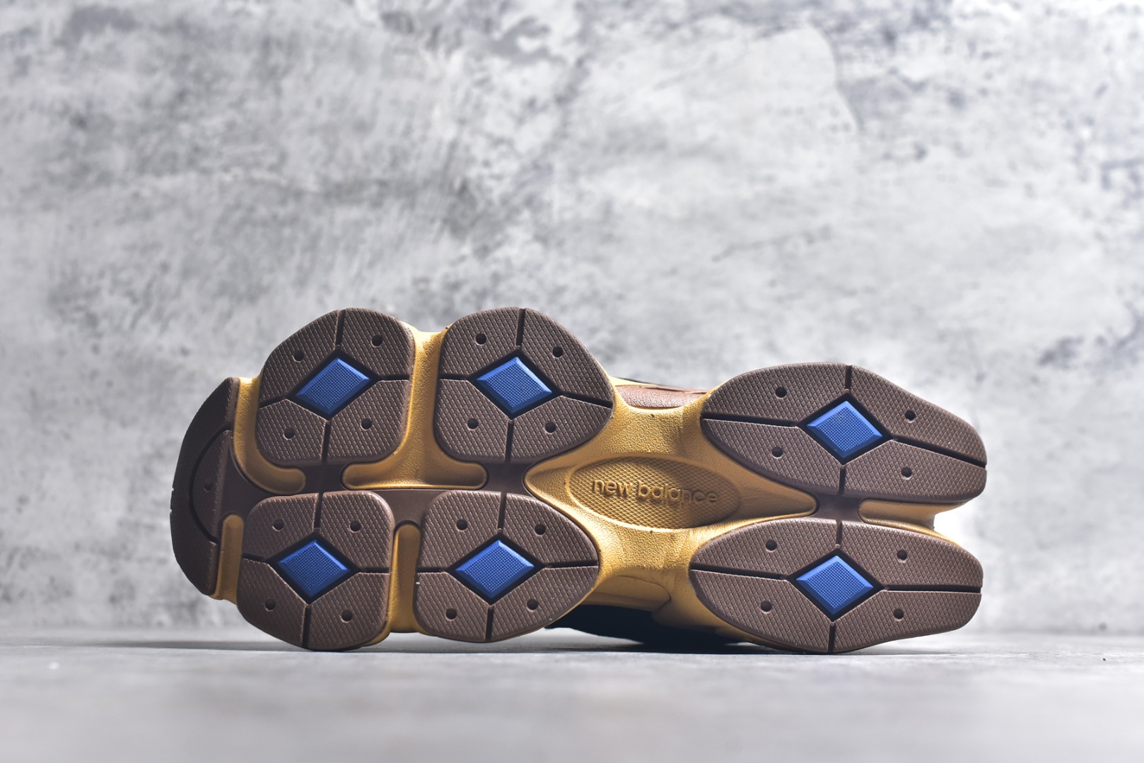 图片[6]-#新百伦New Balance NB9060 深蓝黄U9060RE 全套原楦原纸板原厂数据开发 进口三明治网面 原装进口翻毛皮料正确绒感卡色 正确中底拉帮中底网布细节 原厂标裁 带紫光防伪 定制后跟透明水晶模块 冲裁组合 大底贴合程度胶水上色把控完美 整洁度挑战全网艺术家 多道序QC把关品质完善 匠心打造 耗时两个月开发完成 工艺极其复杂难度可想而知 新开独立私模大底 全网唯一正确六层组合大底 高端零售专供产物 尺码：36 37 37.5 38 38.5 39 40 40.5 41 42 42.5 43 44 45 45.5 46.5-选品中心