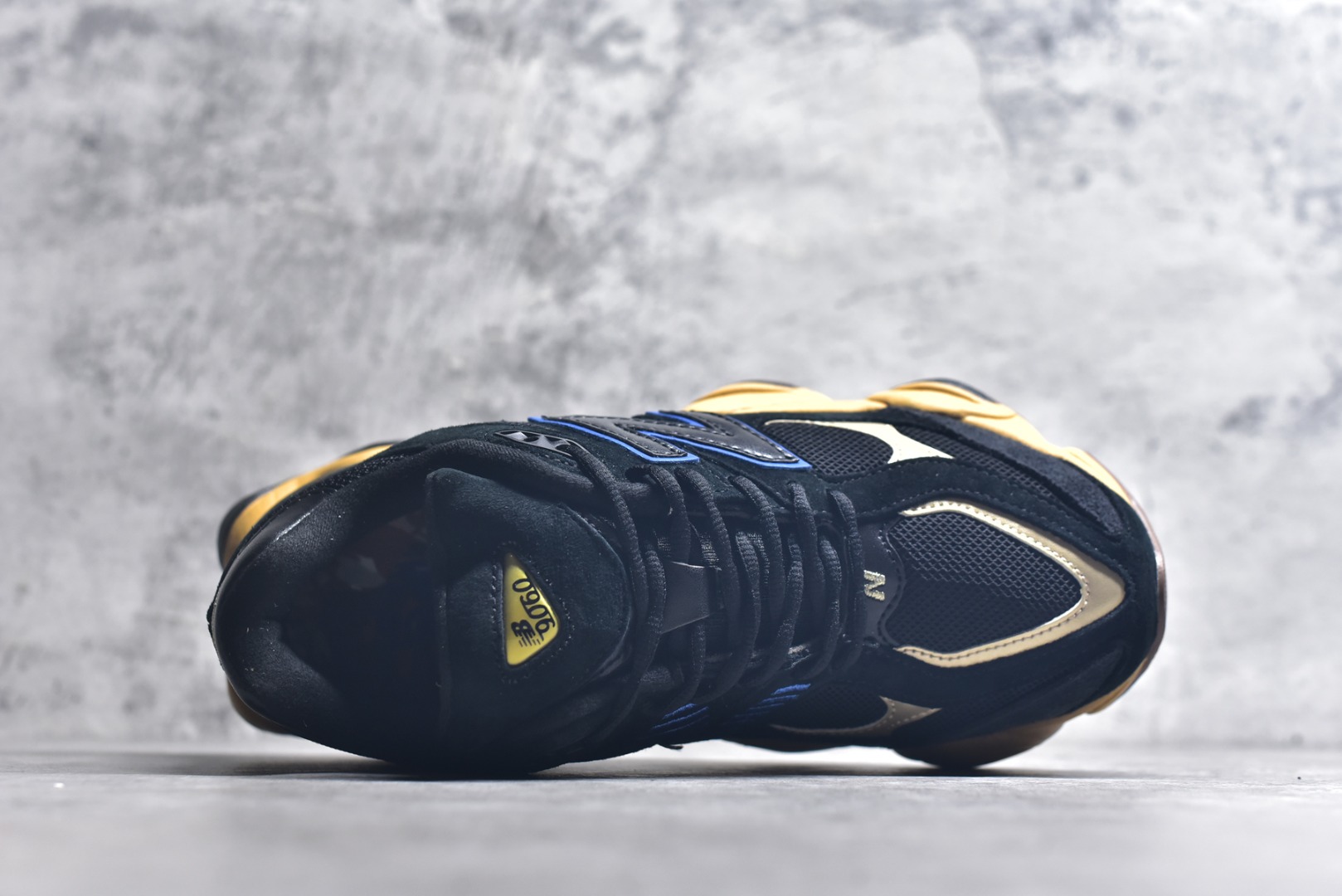 图片[4]-#新百伦New Balance NB9060 深蓝黄U9060RE 全套原楦原纸板原厂数据开发 进口三明治网面 原装进口翻毛皮料正确绒感卡色 正确中底拉帮中底网布细节 原厂标裁 带紫光防伪 定制后跟透明水晶模块 冲裁组合 大底贴合程度胶水上色把控完美 整洁度挑战全网艺术家 多道序QC把关品质完善 匠心打造 耗时两个月开发完成 工艺极其复杂难度可想而知 新开独立私模大底 全网唯一正确六层组合大底 高端零售专供产物 尺码：36 37 37.5 38 38.5 39 40 40.5 41 42 42.5 43 44 45 45.5 46.5-选品中心