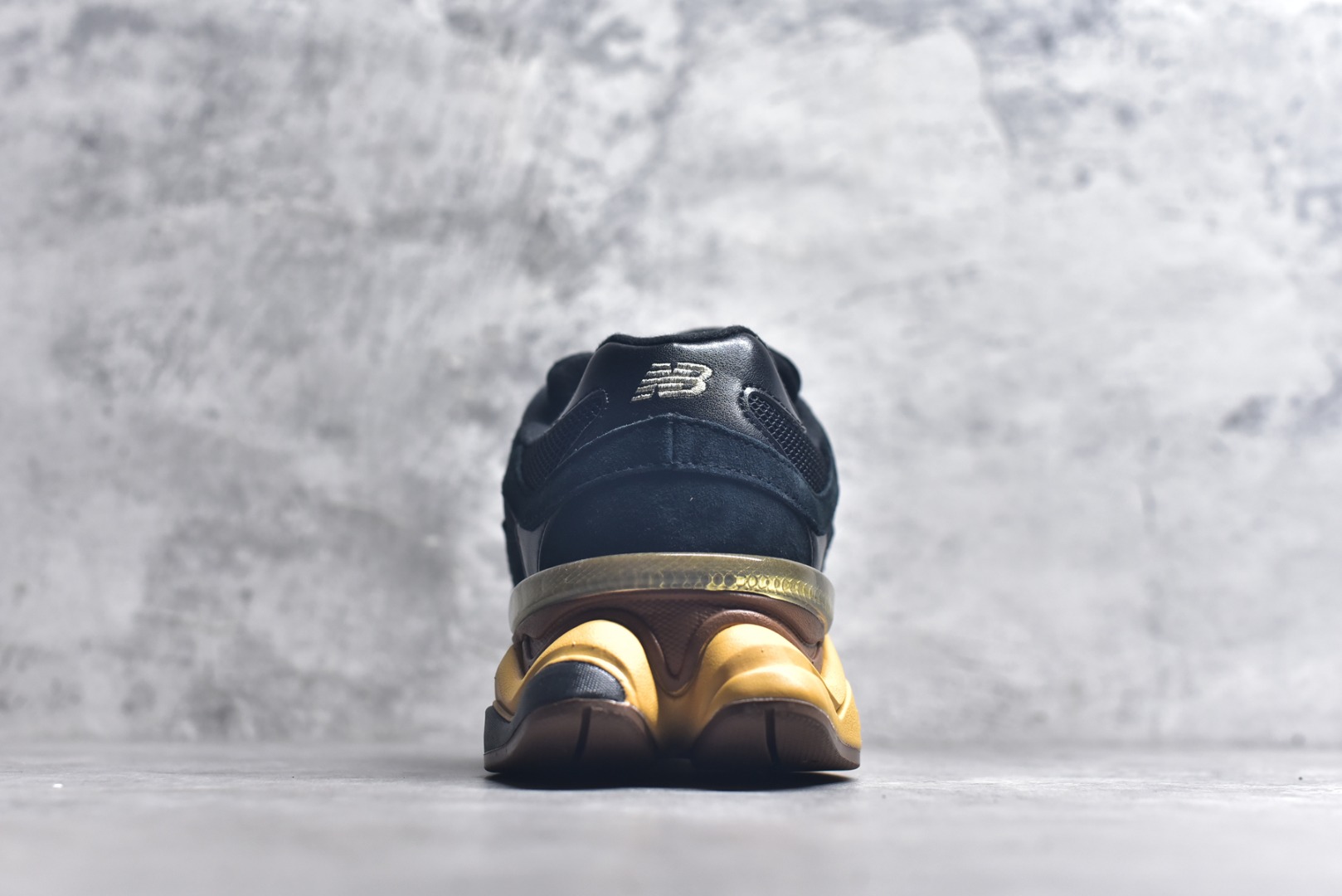 图片[5]-#新百伦New Balance NB9060 深蓝黄U9060RE 全套原楦原纸板原厂数据开发 进口三明治网面 原装进口翻毛皮料正确绒感卡色 正确中底拉帮中底网布细节 原厂标裁 带紫光防伪 定制后跟透明水晶模块 冲裁组合 大底贴合程度胶水上色把控完美 整洁度挑战全网艺术家 多道序QC把关品质完善 匠心打造 耗时两个月开发完成 工艺极其复杂难度可想而知 新开独立私模大底 全网唯一正确六层组合大底 高端零售专供产物 尺码：36 37 37.5 38 38.5 39 40 40.5 41 42 42.5 43 44 45 45.5 46.5-选品中心