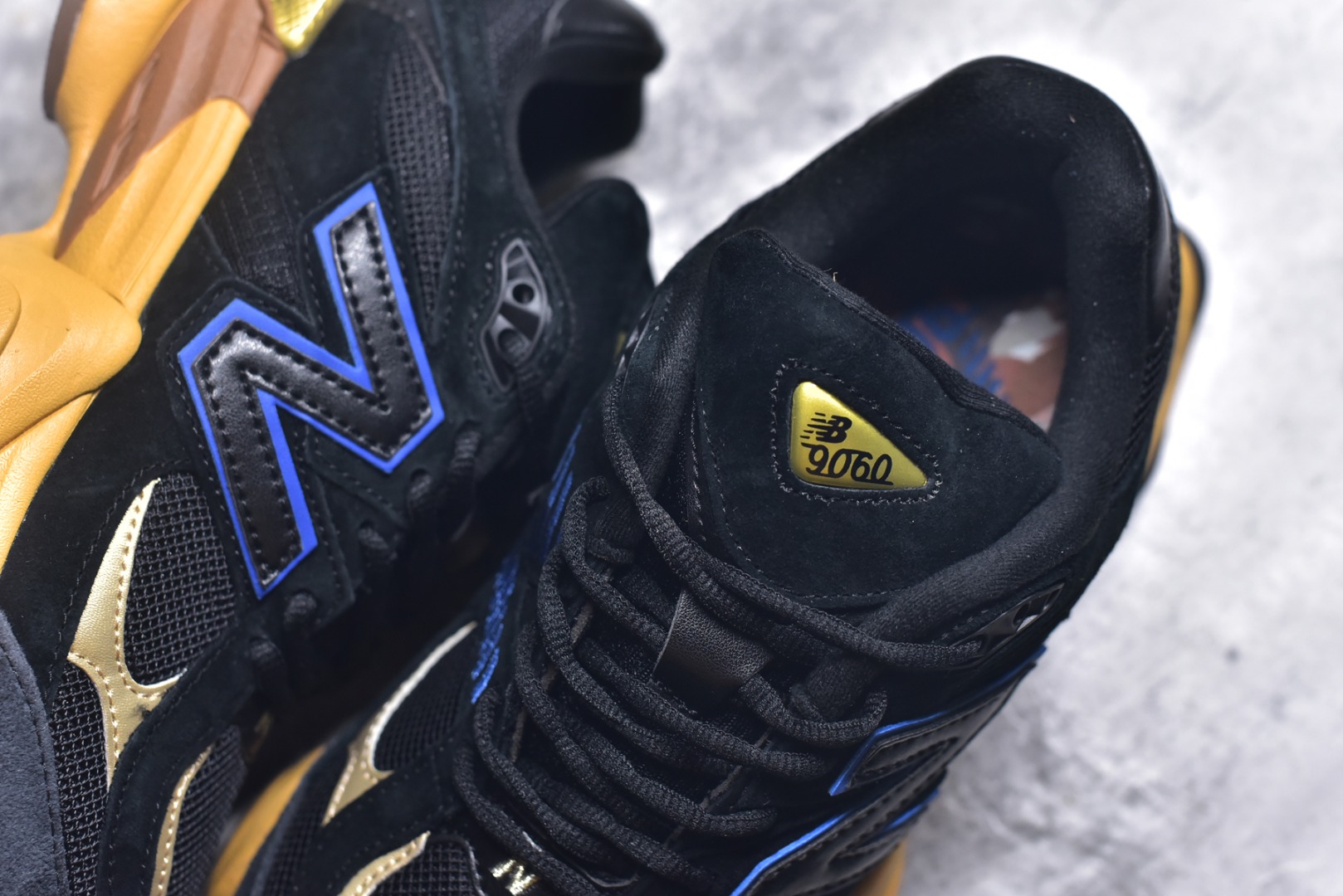 图片[9]-#新百伦New Balance NB9060 深蓝黄U9060RE 全套原楦原纸板原厂数据开发 进口三明治网面 原装进口翻毛皮料正确绒感卡色 正确中底拉帮中底网布细节 原厂标裁 带紫光防伪 定制后跟透明水晶模块 冲裁组合 大底贴合程度胶水上色把控完美 整洁度挑战全网艺术家 多道序QC把关品质完善 匠心打造 耗时两个月开发完成 工艺极其复杂难度可想而知 新开独立私模大底 全网唯一正确六层组合大底 高端零售专供产物 尺码：36 37 37.5 38 38.5 39 40 40.5 41 42 42.5 43 44 45 45.5 46.5-选品中心