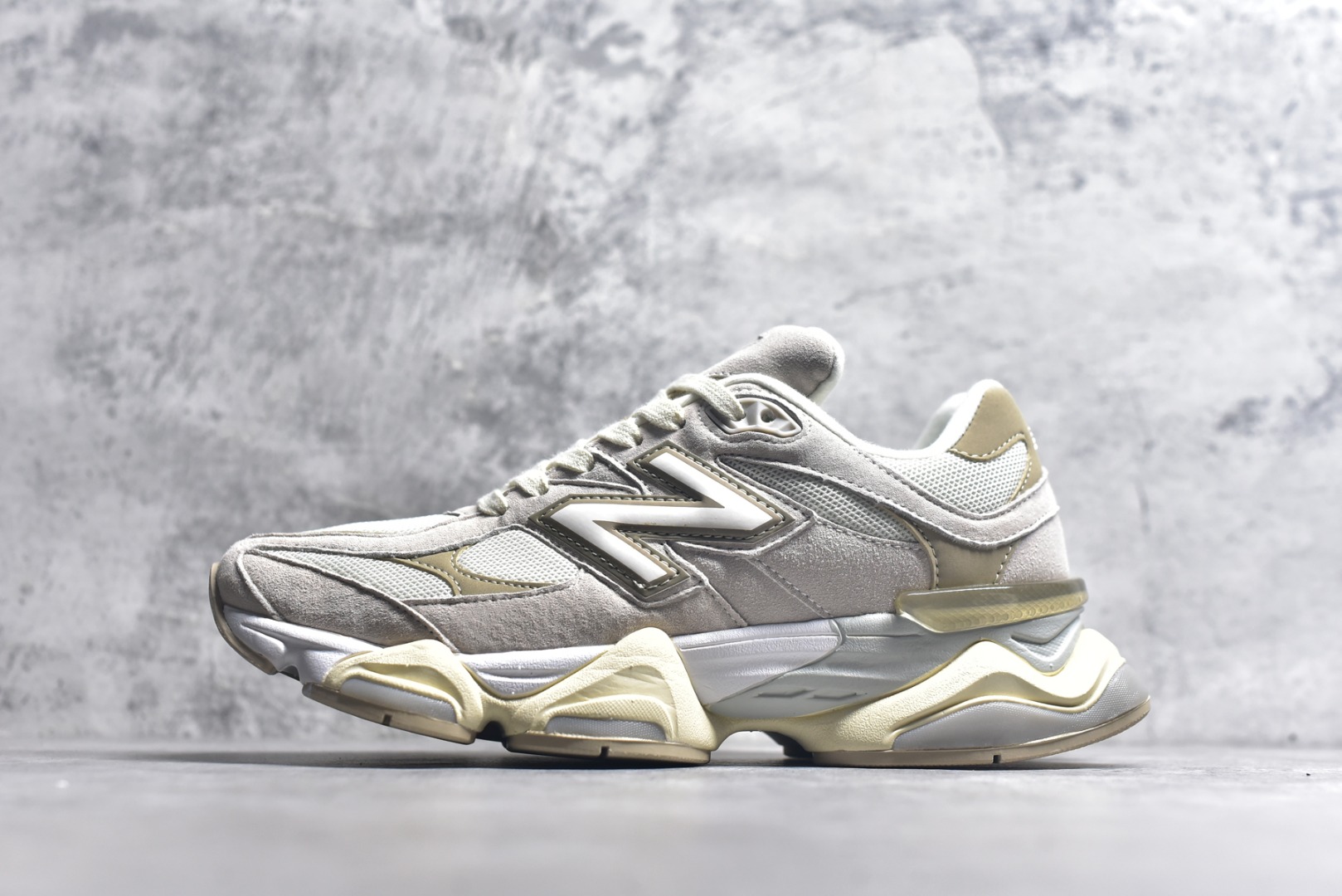 #新百伦New Balance NB9060 米色 U9060JAM 全套原楦原纸板原厂数据开发 进口三明治网面 原装进口翻毛皮料正确绒感卡色 正确中底拉帮中底网布细节 原厂标裁 带紫光防伪 定制后跟透明水晶模块 冲裁组合 大底贴合程度胶水上色把控完美 整洁度挑战全网艺术家 多道序QC把关品质完善 匠心打造 耗时两个月开发完成 工艺极其复杂难度可想而知 新开独立私模大底 全网唯一正确六层组合大底 高端零售专供产物 尺码：36 37 37.5 38 38.5 39 40 40.5 41 42 42.5 43 44 45 45.5 46.5-选品中心