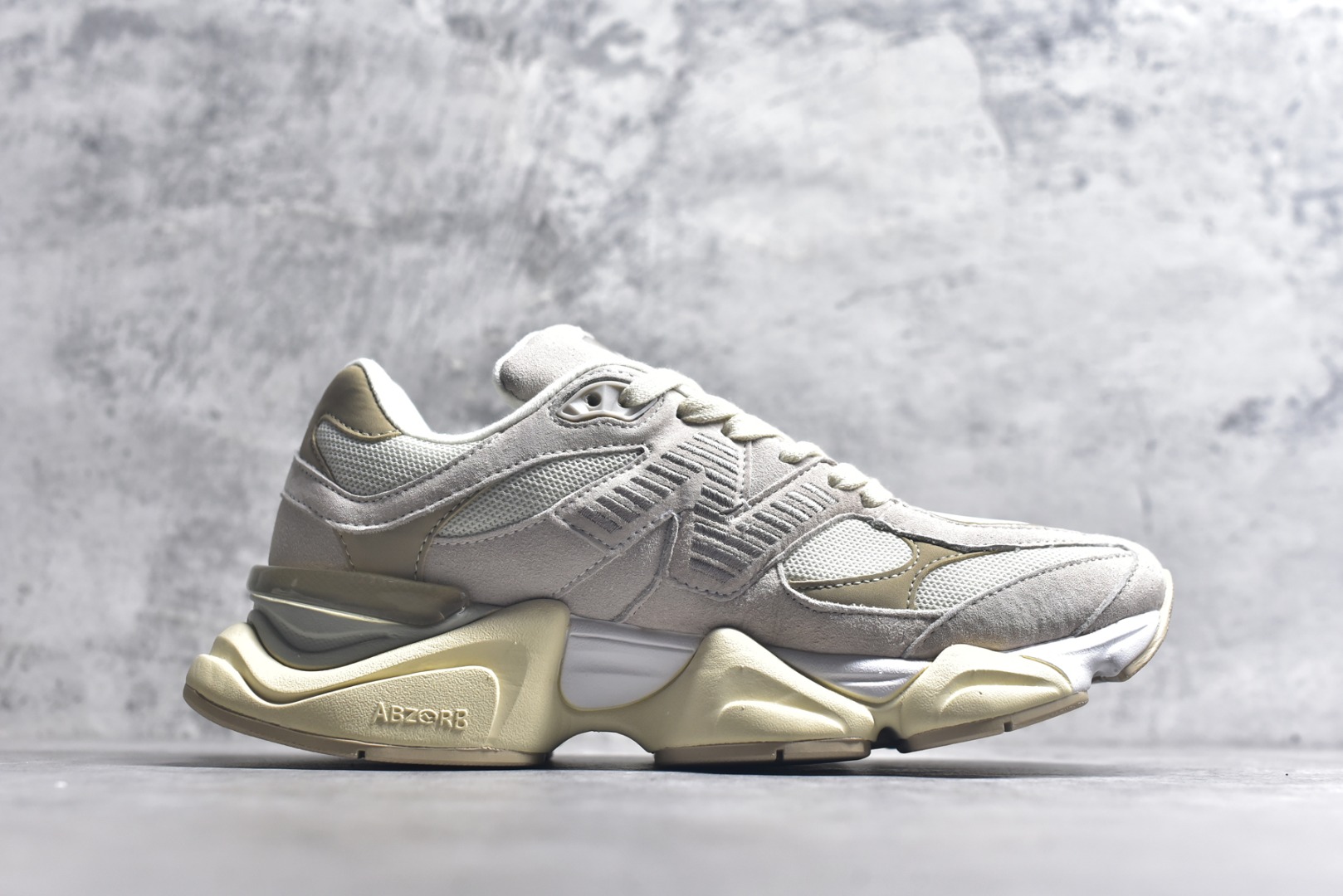 图片[3]-#新百伦New Balance NB9060 米色 U9060JAM 全套原楦原纸板原厂数据开发 进口三明治网面 原装进口翻毛皮料正确绒感卡色 正确中底拉帮中底网布细节 原厂标裁 带紫光防伪 定制后跟透明水晶模块 冲裁组合 大底贴合程度胶水上色把控完美 整洁度挑战全网艺术家 多道序QC把关品质完善 匠心打造 耗时两个月开发完成 工艺极其复杂难度可想而知 新开独立私模大底 全网唯一正确六层组合大底 高端零售专供产物 尺码：36 37 37.5 38 38.5 39 40 40.5 41 42 42.5 43 44 45 45.5 46.5-选品中心