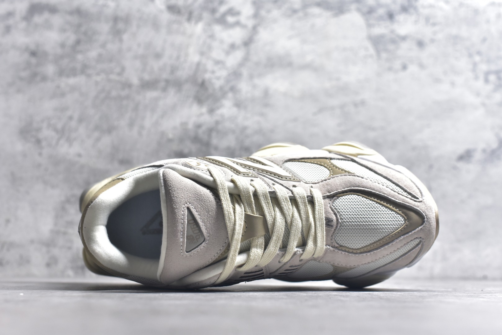 图片[4]-#新百伦New Balance NB9060 米色 U9060JAM 全套原楦原纸板原厂数据开发 进口三明治网面 原装进口翻毛皮料正确绒感卡色 正确中底拉帮中底网布细节 原厂标裁 带紫光防伪 定制后跟透明水晶模块 冲裁组合 大底贴合程度胶水上色把控完美 整洁度挑战全网艺术家 多道序QC把关品质完善 匠心打造 耗时两个月开发完成 工艺极其复杂难度可想而知 新开独立私模大底 全网唯一正确六层组合大底 高端零售专供产物 尺码：36 37 37.5 38 38.5 39 40 40.5 41 42 42.5 43 44 45 45.5 46.5-选品中心