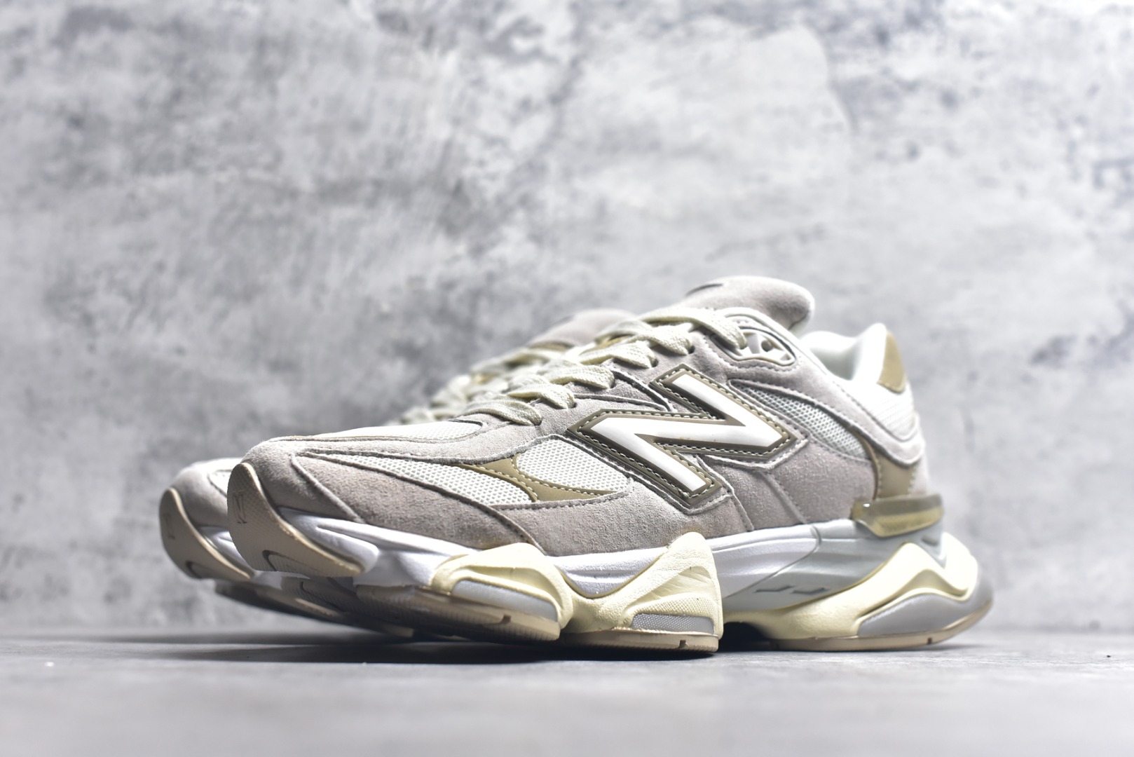 图片[2]-#新百伦New Balance NB9060 米色 U9060JAM 全套原楦原纸板原厂数据开发 进口三明治网面 原装进口翻毛皮料正确绒感卡色 正确中底拉帮中底网布细节 原厂标裁 带紫光防伪 定制后跟透明水晶模块 冲裁组合 大底贴合程度胶水上色把控完美 整洁度挑战全网艺术家 多道序QC把关品质完善 匠心打造 耗时两个月开发完成 工艺极其复杂难度可想而知 新开独立私模大底 全网唯一正确六层组合大底 高端零售专供产物 尺码：36 37 37.5 38 38.5 39 40 40.5 41 42 42.5 43 44 45 45.5 46.5-选品中心