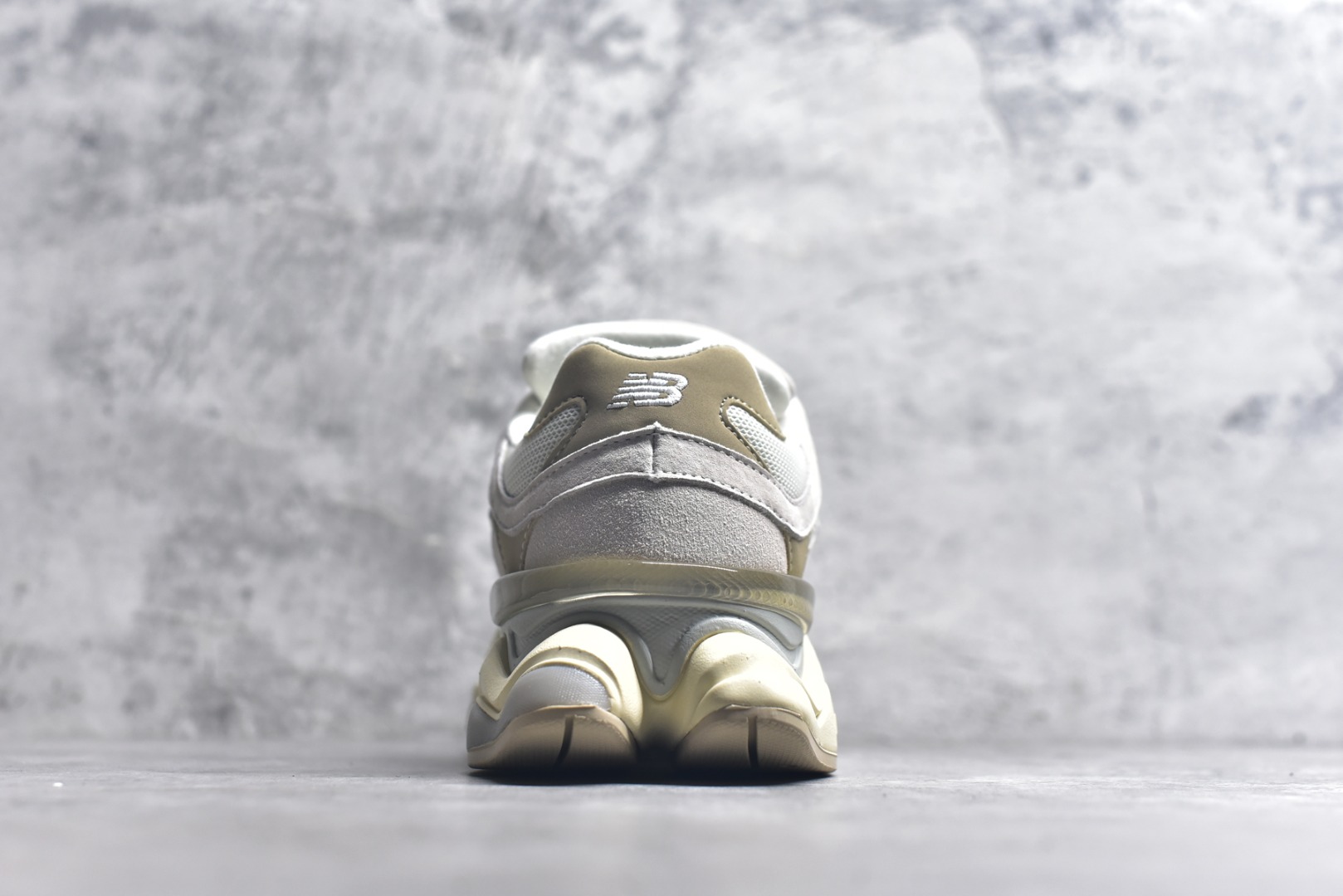 图片[5]-#新百伦New Balance NB9060 米色 U9060JAM 全套原楦原纸板原厂数据开发 进口三明治网面 原装进口翻毛皮料正确绒感卡色 正确中底拉帮中底网布细节 原厂标裁 带紫光防伪 定制后跟透明水晶模块 冲裁组合 大底贴合程度胶水上色把控完美 整洁度挑战全网艺术家 多道序QC把关品质完善 匠心打造 耗时两个月开发完成 工艺极其复杂难度可想而知 新开独立私模大底 全网唯一正确六层组合大底 高端零售专供产物 尺码：36 37 37.5 38 38.5 39 40 40.5 41 42 42.5 43 44 45 45.5 46.5-选品中心