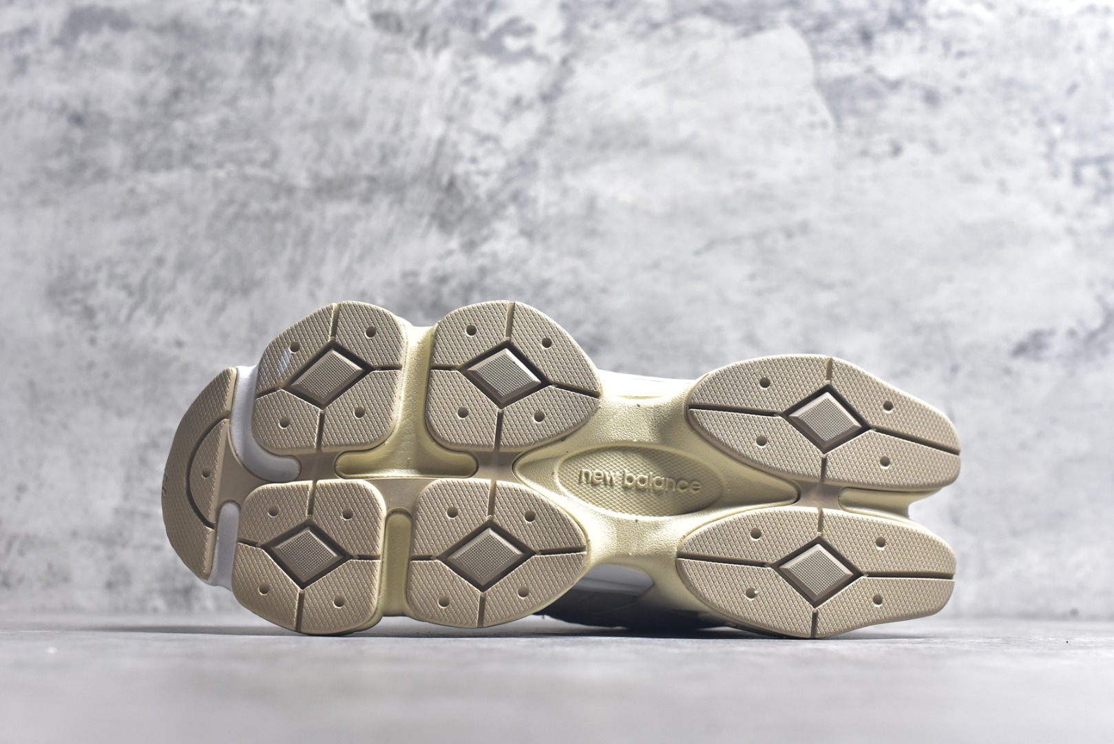 图片[6]-#新百伦New Balance NB9060 米色 U9060JAM 全套原楦原纸板原厂数据开发 进口三明治网面 原装进口翻毛皮料正确绒感卡色 正确中底拉帮中底网布细节 原厂标裁 带紫光防伪 定制后跟透明水晶模块 冲裁组合 大底贴合程度胶水上色把控完美 整洁度挑战全网艺术家 多道序QC把关品质完善 匠心打造 耗时两个月开发完成 工艺极其复杂难度可想而知 新开独立私模大底 全网唯一正确六层组合大底 高端零售专供产物 尺码：36 37 37.5 38 38.5 39 40 40.5 41 42 42.5 43 44 45 45.5 46.5-选品中心