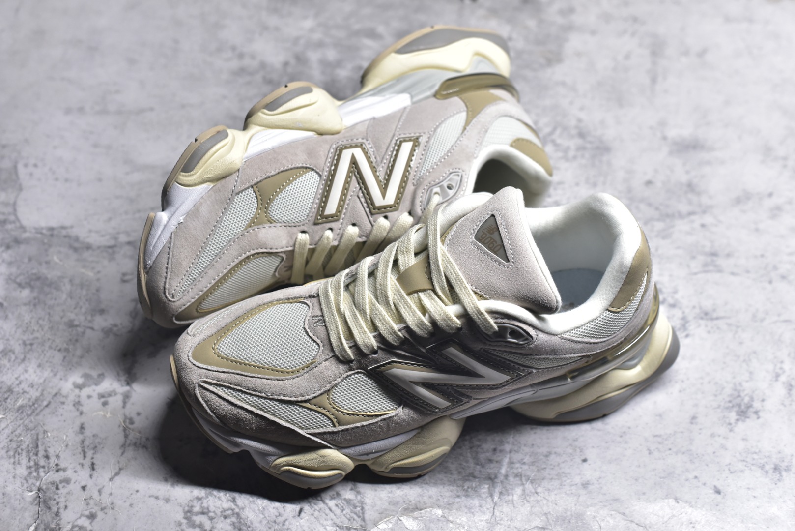 图片[7]-#新百伦New Balance NB9060 米色 U9060JAM 全套原楦原纸板原厂数据开发 进口三明治网面 原装进口翻毛皮料正确绒感卡色 正确中底拉帮中底网布细节 原厂标裁 带紫光防伪 定制后跟透明水晶模块 冲裁组合 大底贴合程度胶水上色把控完美 整洁度挑战全网艺术家 多道序QC把关品质完善 匠心打造 耗时两个月开发完成 工艺极其复杂难度可想而知 新开独立私模大底 全网唯一正确六层组合大底 高端零售专供产物 尺码：36 37 37.5 38 38.5 39 40 40.5 41 42 42.5 43 44 45 45.5 46.5-选品中心