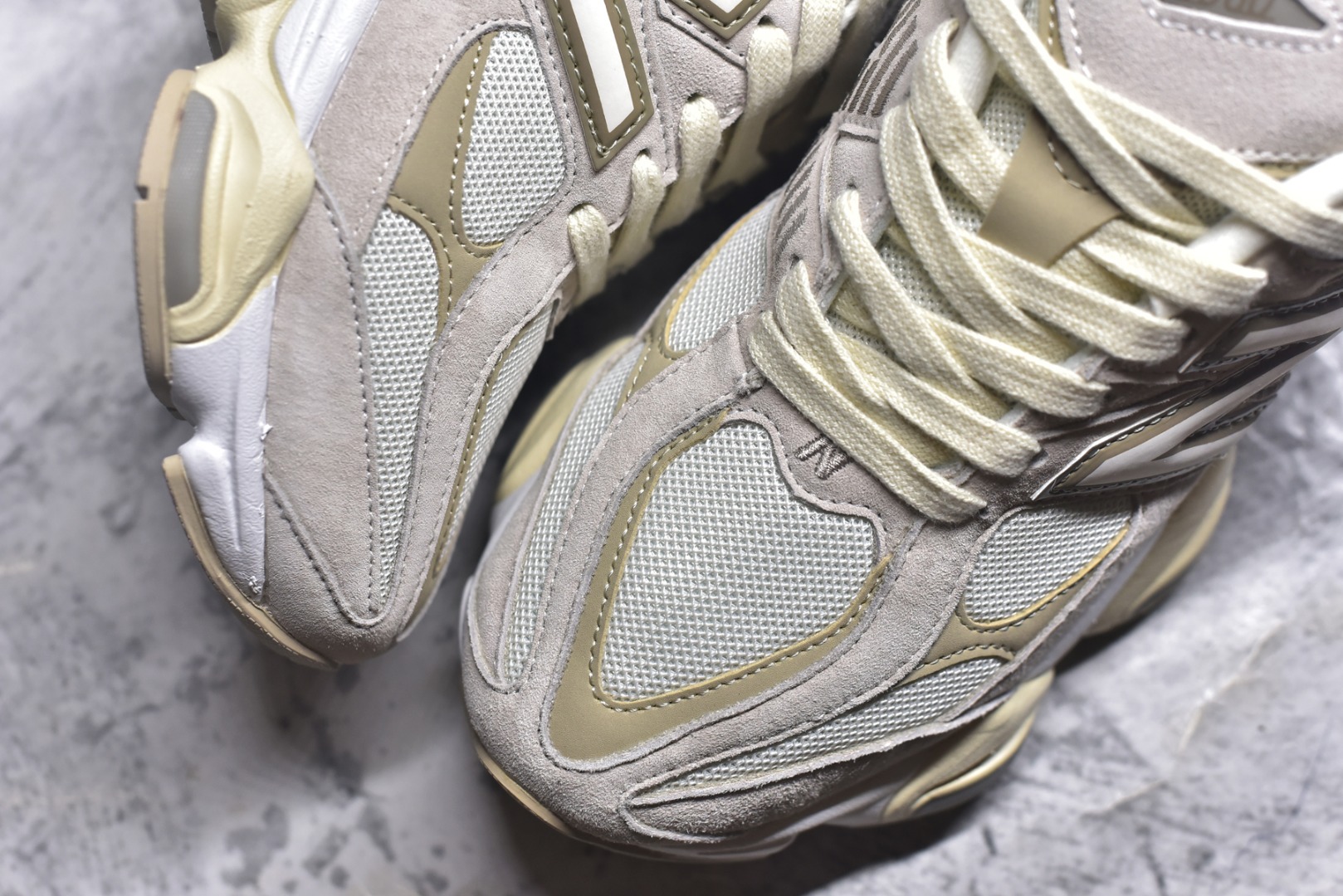 图片[8]-#新百伦New Balance NB9060 米色 U9060JAM 全套原楦原纸板原厂数据开发 进口三明治网面 原装进口翻毛皮料正确绒感卡色 正确中底拉帮中底网布细节 原厂标裁 带紫光防伪 定制后跟透明水晶模块 冲裁组合 大底贴合程度胶水上色把控完美 整洁度挑战全网艺术家 多道序QC把关品质完善 匠心打造 耗时两个月开发完成 工艺极其复杂难度可想而知 新开独立私模大底 全网唯一正确六层组合大底 高端零售专供产物 尺码：36 37 37.5 38 38.5 39 40 40.5 41 42 42.5 43 44 45 45.5 46.5-选品中心