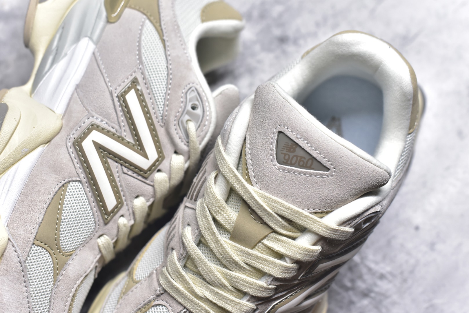 图片[9]-#新百伦New Balance NB9060 米色 U9060JAM 全套原楦原纸板原厂数据开发 进口三明治网面 原装进口翻毛皮料正确绒感卡色 正确中底拉帮中底网布细节 原厂标裁 带紫光防伪 定制后跟透明水晶模块 冲裁组合 大底贴合程度胶水上色把控完美 整洁度挑战全网艺术家 多道序QC把关品质完善 匠心打造 耗时两个月开发完成 工艺极其复杂难度可想而知 新开独立私模大底 全网唯一正确六层组合大底 高端零售专供产物 尺码：36 37 37.5 38 38.5 39 40 40.5 41 42 42.5 43 44 45 45.5 46.5-选品中心