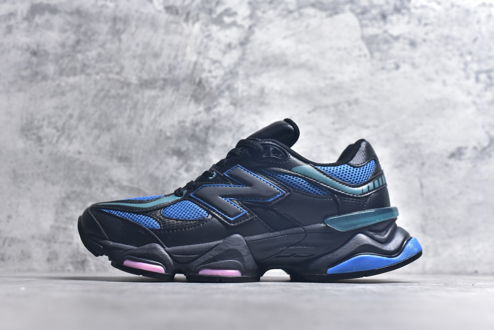 #新百伦 Joe Freshgoods x New Balance NB9060 黑蓝 全套原楦原纸板原厂数据开发 进口三明治网面 原装进口翻毛皮料正确绒感卡色 正确中底拉帮中底网布细节 原厂标裁 带紫光防伪 定制后跟透明水晶模块 冲裁组合 大底贴合程度胶水上色把控完美 整洁度挑战全网艺术家 多道序QC把关品质完善 匠心打造 耗时两个月开发完成 工艺极其复杂难度可想而知 新开独立私模大底 全网唯一正确六层组合大底 高端零售专供产物 货号：U9060AGC 尺码：36 37 37.5 38 38.5 39 40 40.5 41 42 42.5 43 44 45 45.5 46.5-选品中心