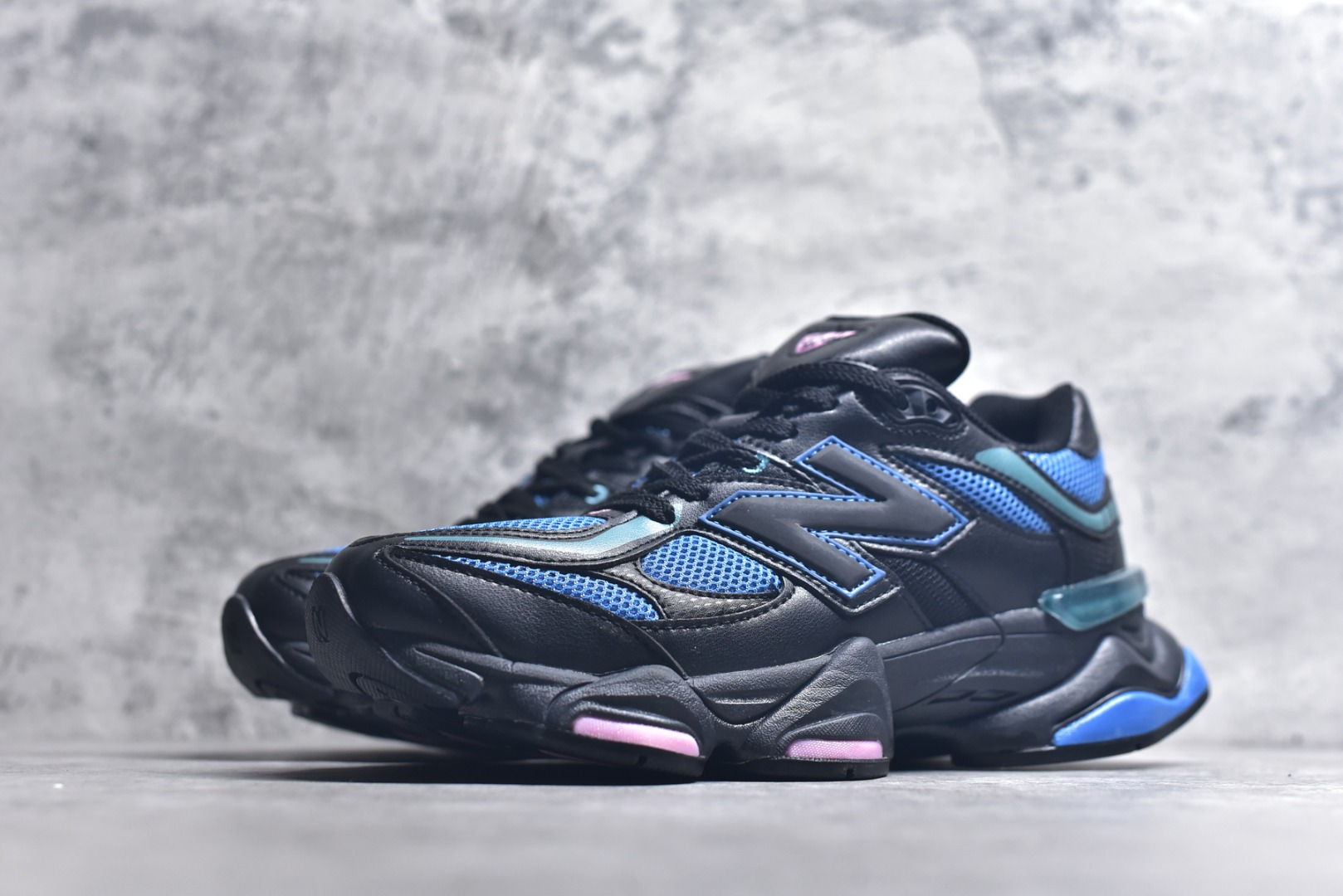 图片[2]-#新百伦 Joe Freshgoods x New Balance NB9060 黑蓝 全套原楦原纸板原厂数据开发 进口三明治网面 原装进口翻毛皮料正确绒感卡色 正确中底拉帮中底网布细节 原厂标裁 带紫光防伪 定制后跟透明水晶模块 冲裁组合 大底贴合程度胶水上色把控完美 整洁度挑战全网艺术家 多道序QC把关品质完善 匠心打造 耗时两个月开发完成 工艺极其复杂难度可想而知 新开独立私模大底 全网唯一正确六层组合大底 高端零售专供产物 货号：U9060AGC 尺码：36 37 37.5 38 38.5 39 40 40.5 41 42 42.5 43 44 45 45.5 46.5-选品中心