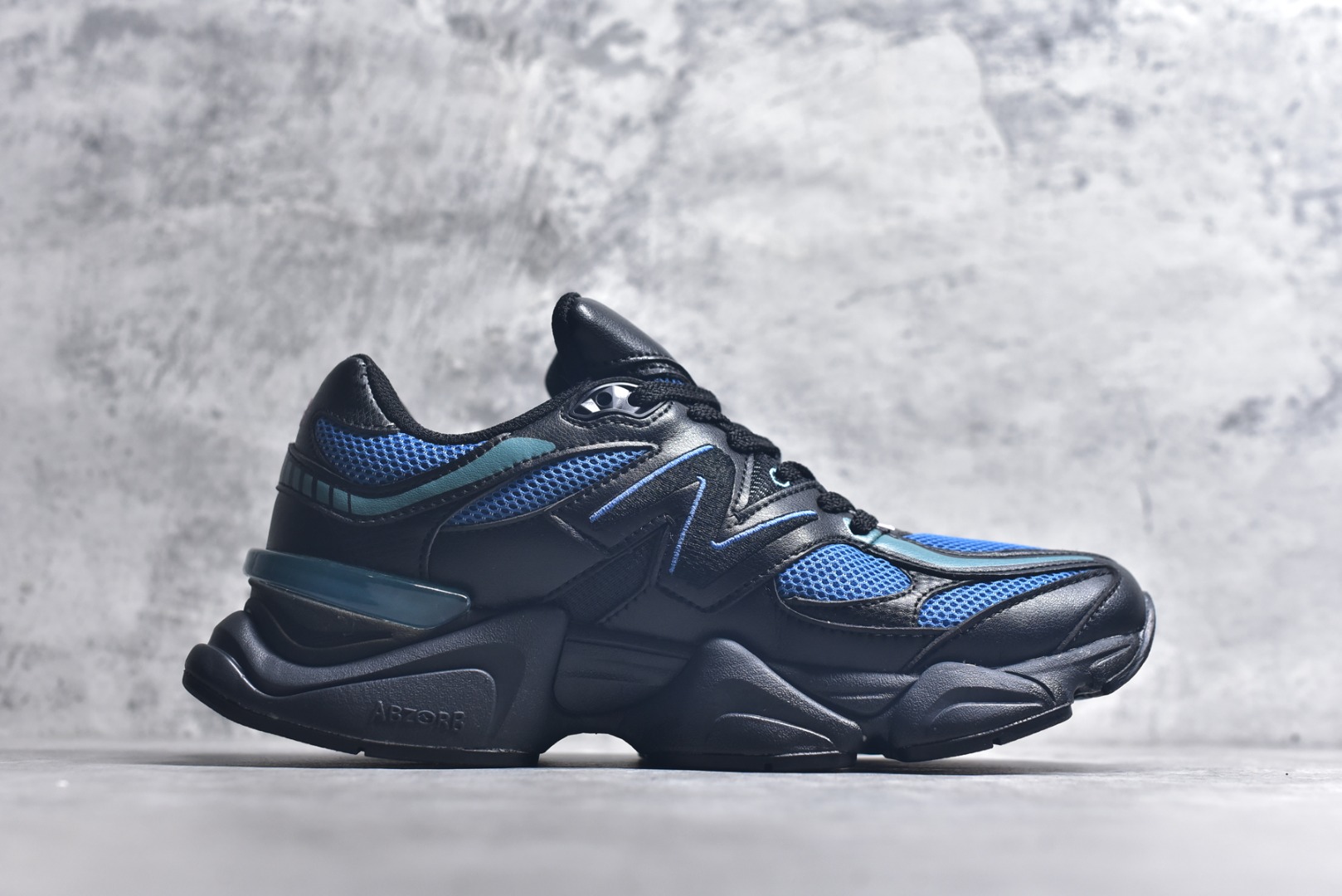 图片[3]-#新百伦 Joe Freshgoods x New Balance NB9060 黑蓝 全套原楦原纸板原厂数据开发 进口三明治网面 原装进口翻毛皮料正确绒感卡色 正确中底拉帮中底网布细节 原厂标裁 带紫光防伪 定制后跟透明水晶模块 冲裁组合 大底贴合程度胶水上色把控完美 整洁度挑战全网艺术家 多道序QC把关品质完善 匠心打造 耗时两个月开发完成 工艺极其复杂难度可想而知 新开独立私模大底 全网唯一正确六层组合大底 高端零售专供产物 货号：U9060AGC 尺码：36 37 37.5 38 38.5 39 40 40.5 41 42 42.5 43 44 45 45.5 46.5-选品中心