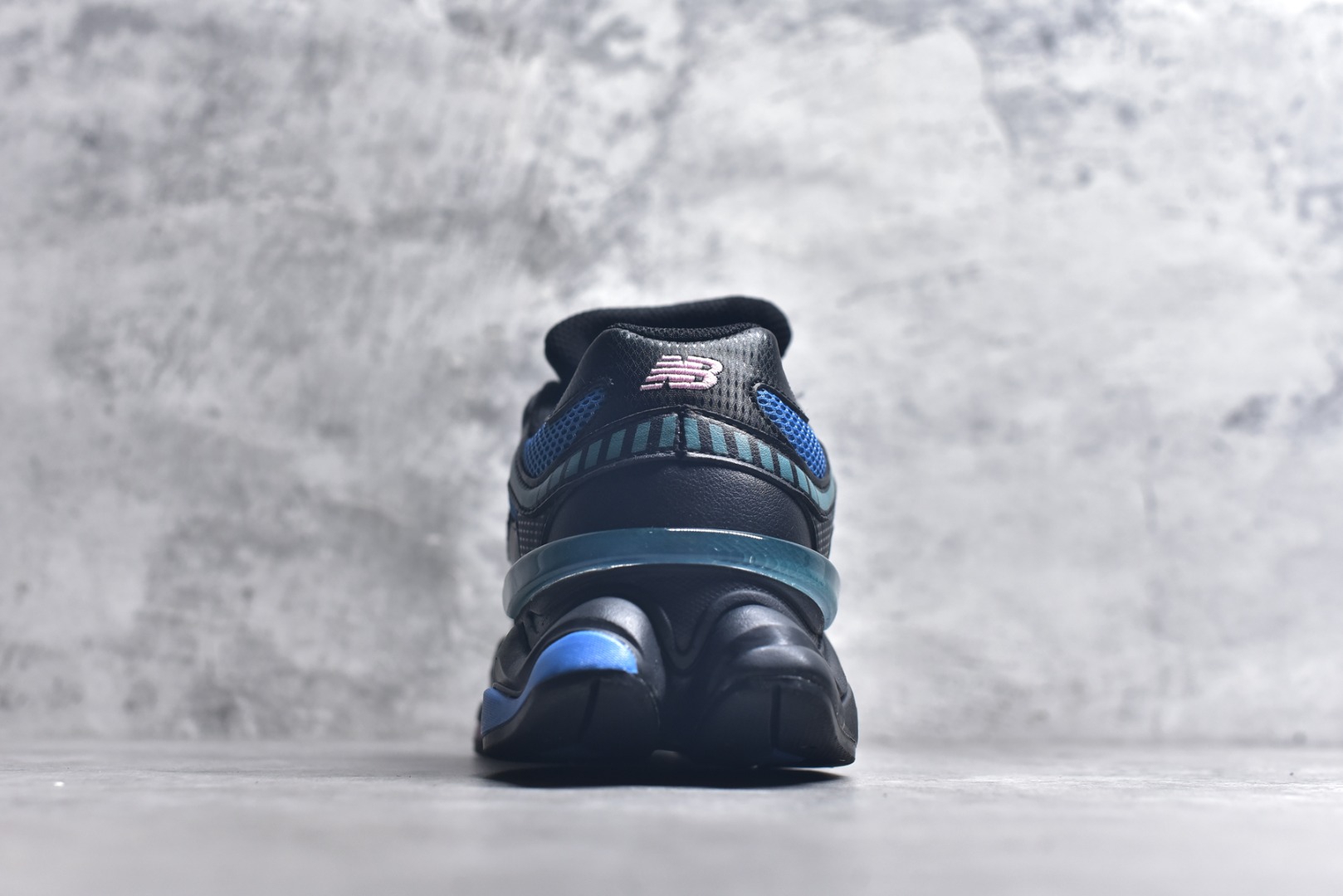 图片[5]-#新百伦 Joe Freshgoods x New Balance NB9060 黑蓝 全套原楦原纸板原厂数据开发 进口三明治网面 原装进口翻毛皮料正确绒感卡色 正确中底拉帮中底网布细节 原厂标裁 带紫光防伪 定制后跟透明水晶模块 冲裁组合 大底贴合程度胶水上色把控完美 整洁度挑战全网艺术家 多道序QC把关品质完善 匠心打造 耗时两个月开发完成 工艺极其复杂难度可想而知 新开独立私模大底 全网唯一正确六层组合大底 高端零售专供产物 货号：U9060AGC 尺码：36 37 37.5 38 38.5 39 40 40.5 41 42 42.5 43 44 45 45.5 46.5-选品中心