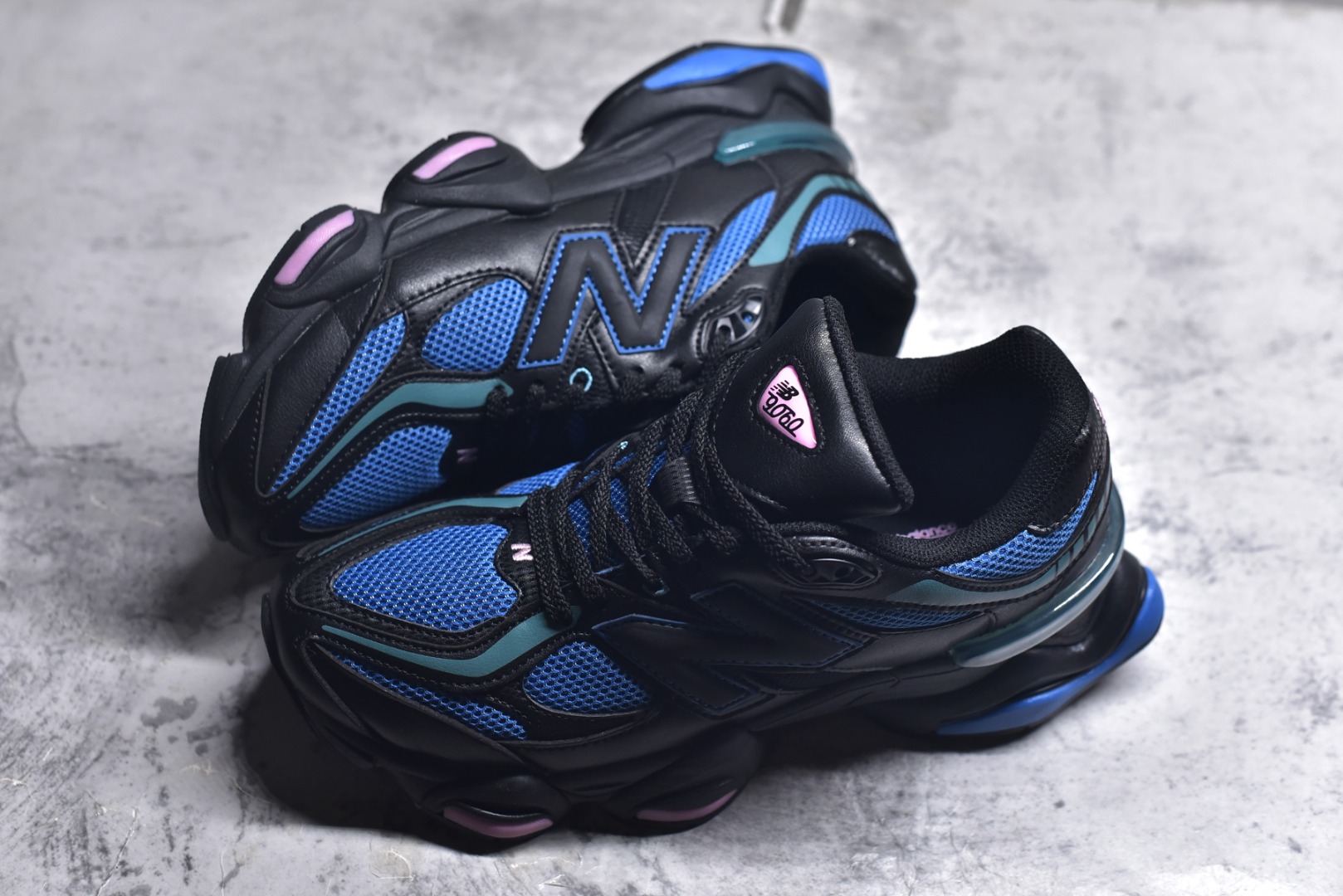 图片[7]-#新百伦 Joe Freshgoods x New Balance NB9060 黑蓝 全套原楦原纸板原厂数据开发 进口三明治网面 原装进口翻毛皮料正确绒感卡色 正确中底拉帮中底网布细节 原厂标裁 带紫光防伪 定制后跟透明水晶模块 冲裁组合 大底贴合程度胶水上色把控完美 整洁度挑战全网艺术家 多道序QC把关品质完善 匠心打造 耗时两个月开发完成 工艺极其复杂难度可想而知 新开独立私模大底 全网唯一正确六层组合大底 高端零售专供产物 货号：U9060AGC 尺码：36 37 37.5 38 38.5 39 40 40.5 41 42 42.5 43 44 45 45.5 46.5-选品中心