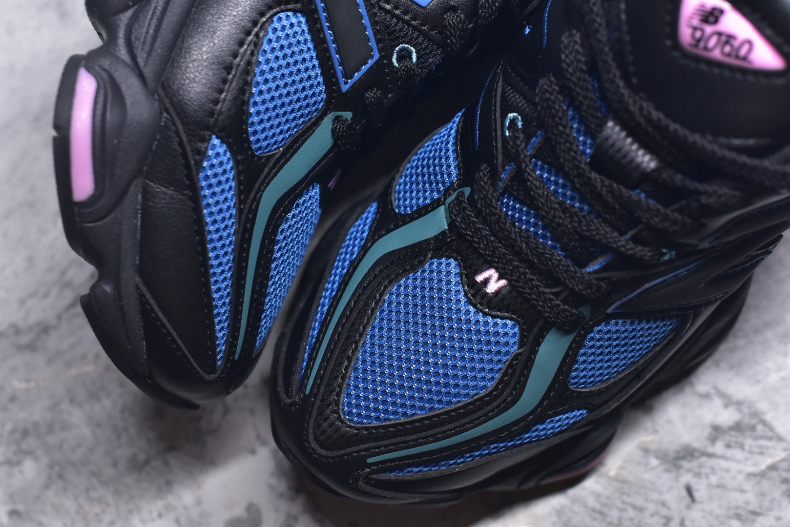 图片[8]-#新百伦 Joe Freshgoods x New Balance NB9060 黑蓝 全套原楦原纸板原厂数据开发 进口三明治网面 原装进口翻毛皮料正确绒感卡色 正确中底拉帮中底网布细节 原厂标裁 带紫光防伪 定制后跟透明水晶模块 冲裁组合 大底贴合程度胶水上色把控完美 整洁度挑战全网艺术家 多道序QC把关品质完善 匠心打造 耗时两个月开发完成 工艺极其复杂难度可想而知 新开独立私模大底 全网唯一正确六层组合大底 高端零售专供产物 货号：U9060AGC 尺码：36 37 37.5 38 38.5 39 40 40.5 41 42 42.5 43 44 45 45.5 46.5-选品中心