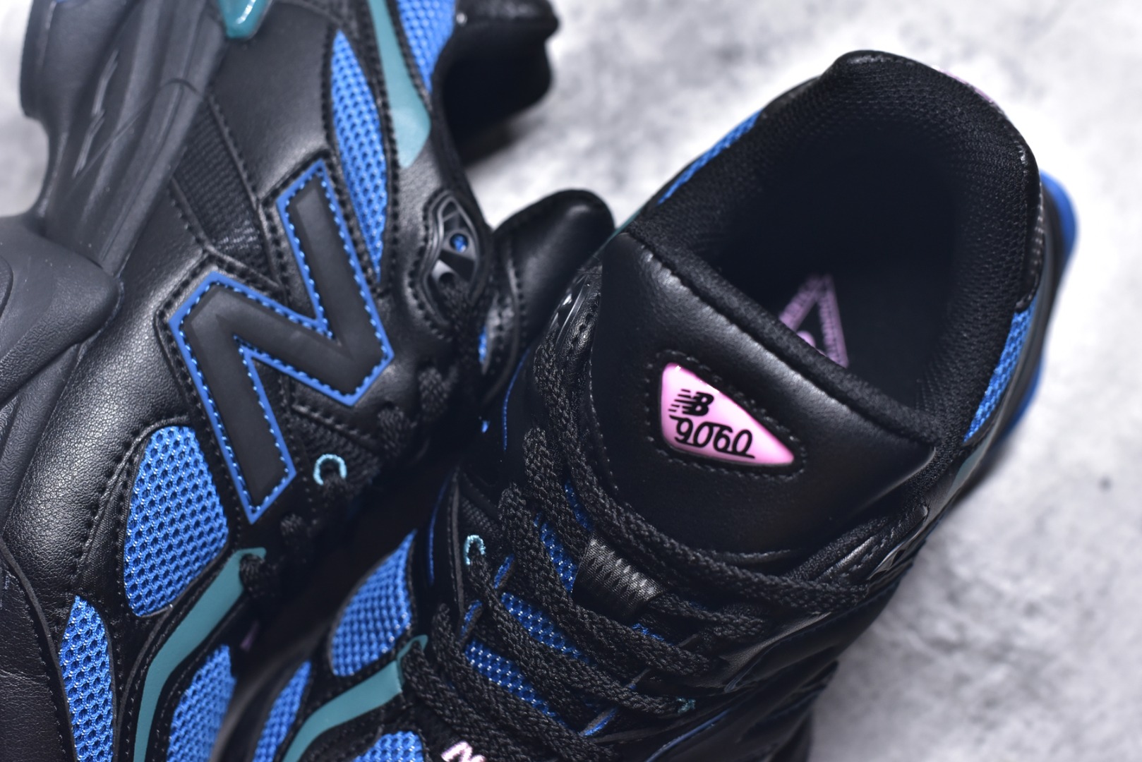 图片[9]-#新百伦 Joe Freshgoods x New Balance NB9060 黑蓝 全套原楦原纸板原厂数据开发 进口三明治网面 原装进口翻毛皮料正确绒感卡色 正确中底拉帮中底网布细节 原厂标裁 带紫光防伪 定制后跟透明水晶模块 冲裁组合 大底贴合程度胶水上色把控完美 整洁度挑战全网艺术家 多道序QC把关品质完善 匠心打造 耗时两个月开发完成 工艺极其复杂难度可想而知 新开独立私模大底 全网唯一正确六层组合大底 高端零售专供产物 货号：U9060AGC 尺码：36 37 37.5 38 38.5 39 40 40.5 41 42 42.5 43 44 45 45.5 46.5-选品中心