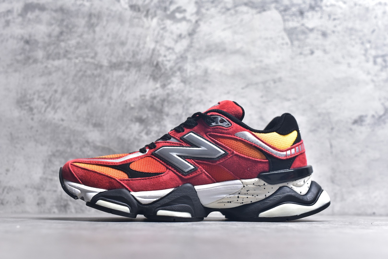 #新百伦 Joe Freshgoods x New Balance NB9060 橙红色 全套原楦原纸板原厂数据开发 进口三明治网面 原装进口翻毛皮料正确绒感卡色 正确中底拉帮中底网布细节 原厂标裁 带紫光防伪 定制后跟透明水晶模块 冲裁组合 大底贴合程度胶水上色把控完美 整洁度挑战全网艺术家 多道序QC把关品质完善 匠心打造 耗时两个月开发完成 工艺极其复杂难度可想而知 新开独立私模大底 全网唯一正确六层组合大底 高端零售专供产物 货号：U9060DMG 尺码：36 37 37.5 38 38.5 39 40 40.5 41 42 42.5 43 44 45 45.5 46.5-选品中心