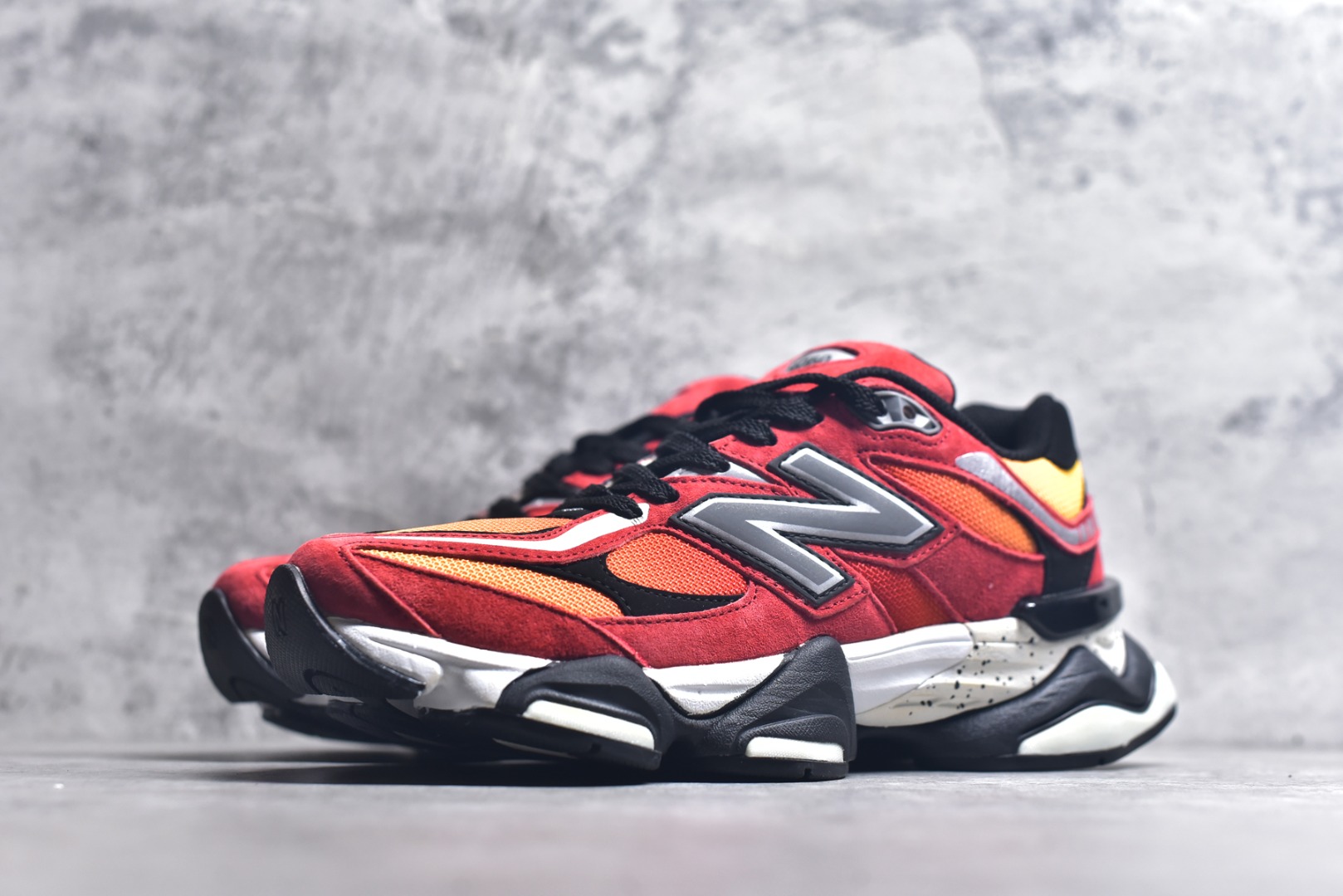 图片[2]-#新百伦 Joe Freshgoods x New Balance NB9060 橙红色 全套原楦原纸板原厂数据开发 进口三明治网面 原装进口翻毛皮料正确绒感卡色 正确中底拉帮中底网布细节 原厂标裁 带紫光防伪 定制后跟透明水晶模块 冲裁组合 大底贴合程度胶水上色把控完美 整洁度挑战全网艺术家 多道序QC把关品质完善 匠心打造 耗时两个月开发完成 工艺极其复杂难度可想而知 新开独立私模大底 全网唯一正确六层组合大底 高端零售专供产物 货号：U9060DMG 尺码：36 37 37.5 38 38.5 39 40 40.5 41 42 42.5 43 44 45 45.5 46.5-选品中心