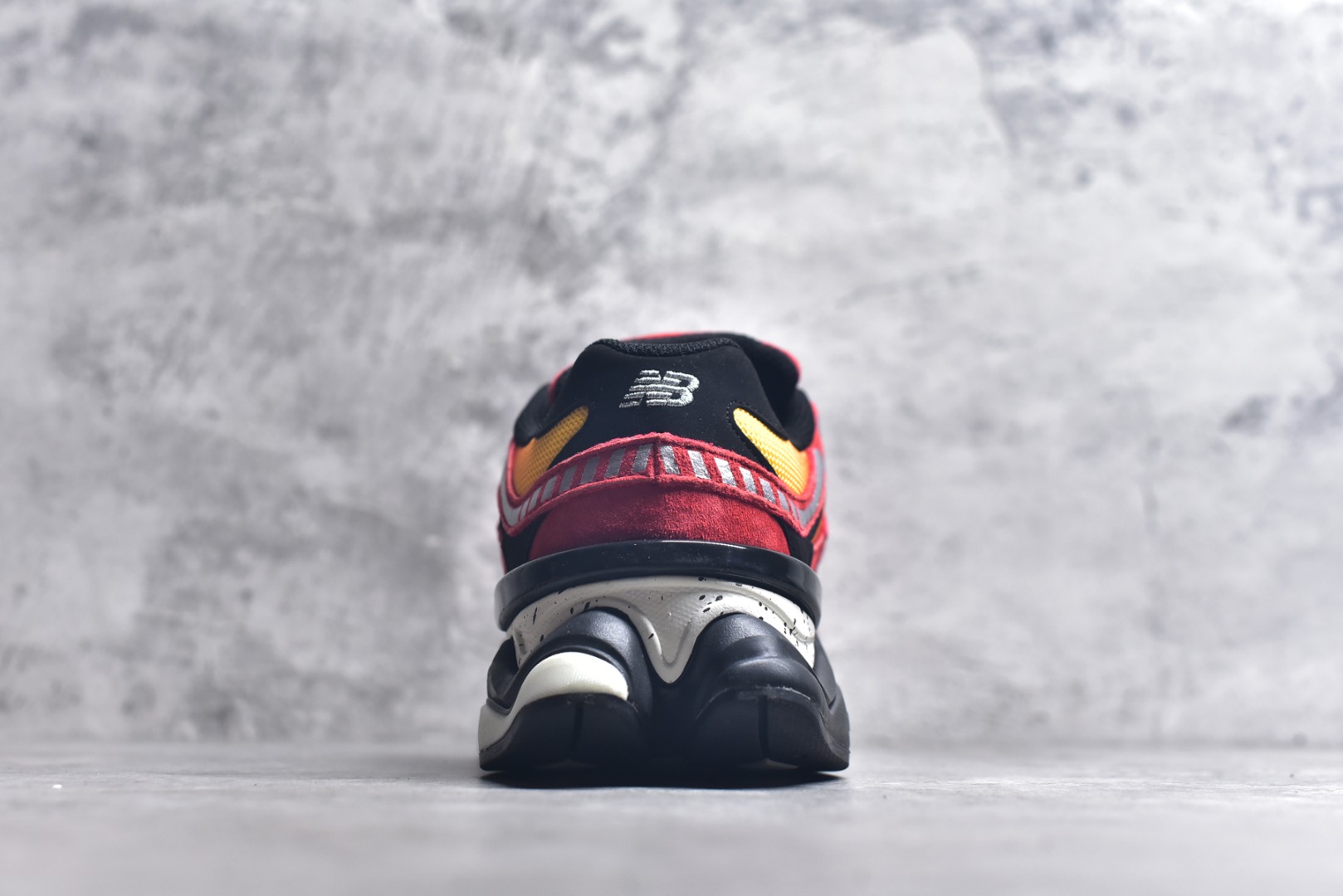 图片[5]-#新百伦 Joe Freshgoods x New Balance NB9060 橙红色 全套原楦原纸板原厂数据开发 进口三明治网面 原装进口翻毛皮料正确绒感卡色 正确中底拉帮中底网布细节 原厂标裁 带紫光防伪 定制后跟透明水晶模块 冲裁组合 大底贴合程度胶水上色把控完美 整洁度挑战全网艺术家 多道序QC把关品质完善 匠心打造 耗时两个月开发完成 工艺极其复杂难度可想而知 新开独立私模大底 全网唯一正确六层组合大底 高端零售专供产物 货号：U9060DMG 尺码：36 37 37.5 38 38.5 39 40 40.5 41 42 42.5 43 44 45 45.5 46.5-选品中心
