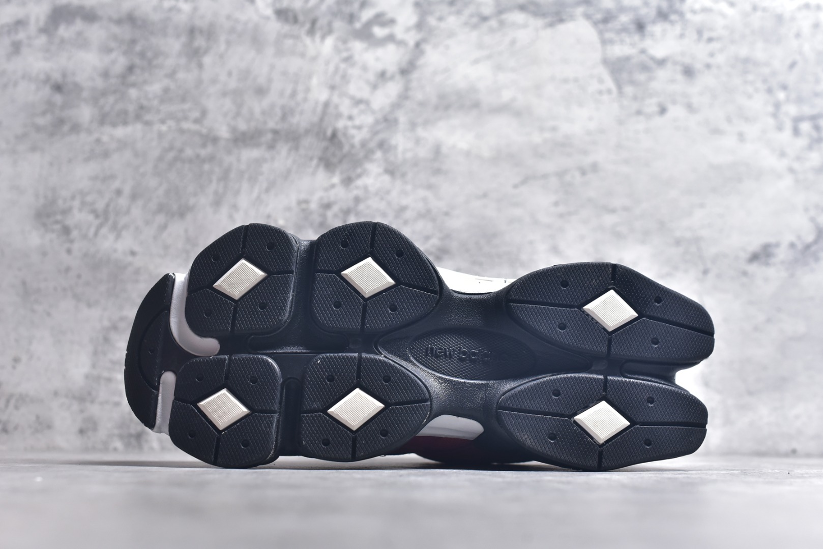 图片[6]-#新百伦 Joe Freshgoods x New Balance NB9060 橙红色 全套原楦原纸板原厂数据开发 进口三明治网面 原装进口翻毛皮料正确绒感卡色 正确中底拉帮中底网布细节 原厂标裁 带紫光防伪 定制后跟透明水晶模块 冲裁组合 大底贴合程度胶水上色把控完美 整洁度挑战全网艺术家 多道序QC把关品质完善 匠心打造 耗时两个月开发完成 工艺极其复杂难度可想而知 新开独立私模大底 全网唯一正确六层组合大底 高端零售专供产物 货号：U9060DMG 尺码：36 37 37.5 38 38.5 39 40 40.5 41 42 42.5 43 44 45 45.5 46.5-选品中心