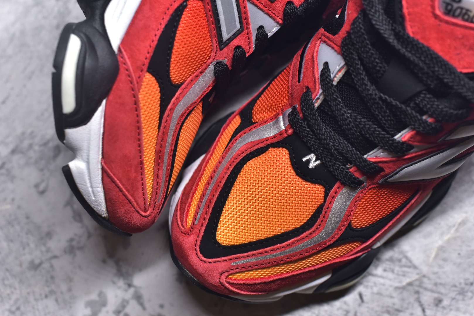 图片[8]-#新百伦 Joe Freshgoods x New Balance NB9060 橙红色 全套原楦原纸板原厂数据开发 进口三明治网面 原装进口翻毛皮料正确绒感卡色 正确中底拉帮中底网布细节 原厂标裁 带紫光防伪 定制后跟透明水晶模块 冲裁组合 大底贴合程度胶水上色把控完美 整洁度挑战全网艺术家 多道序QC把关品质完善 匠心打造 耗时两个月开发完成 工艺极其复杂难度可想而知 新开独立私模大底 全网唯一正确六层组合大底 高端零售专供产物 货号：U9060DMG 尺码：36 37 37.5 38 38.5 39 40 40.5 41 42 42.5 43 44 45 45.5 46.5-选品中心