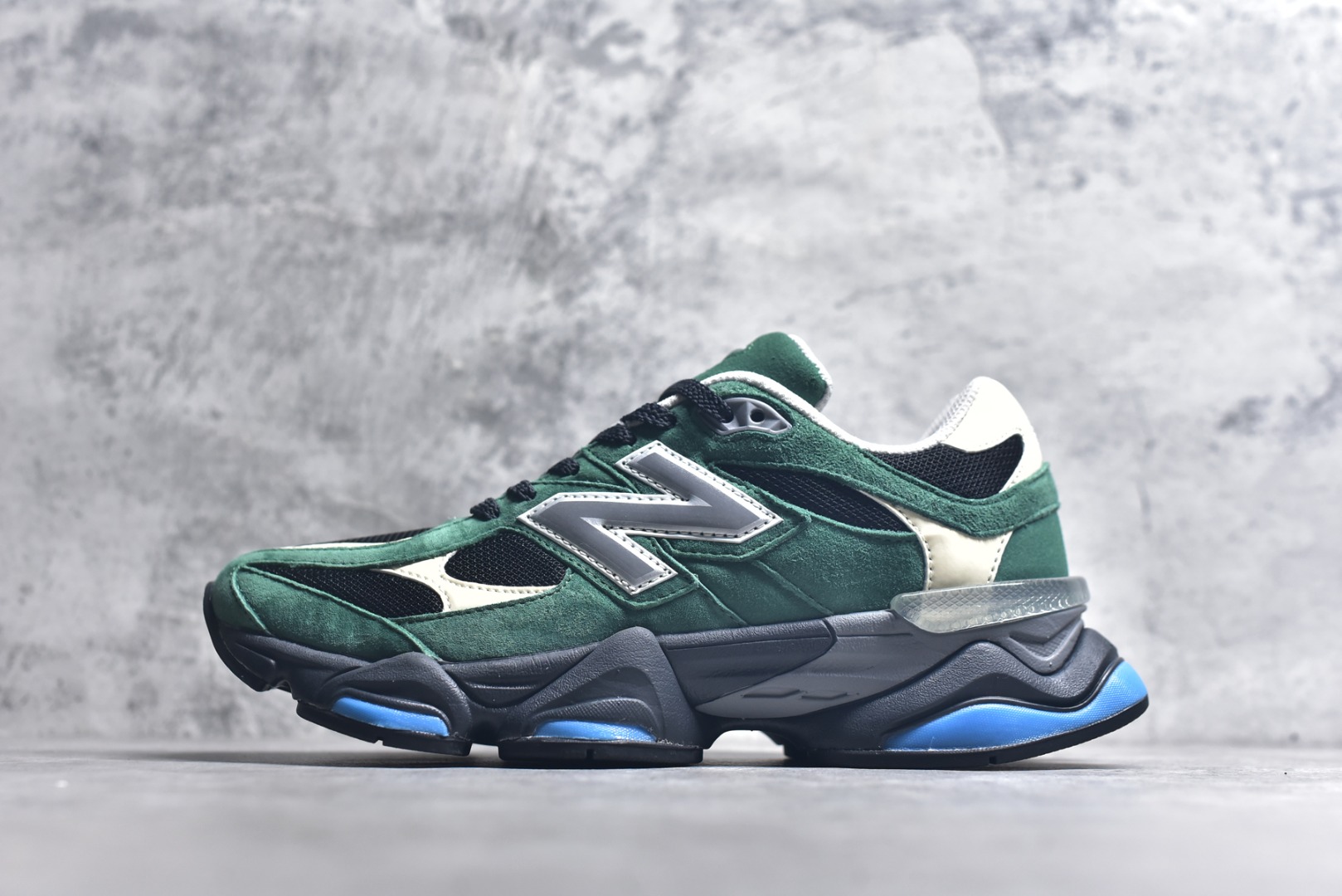 #新百伦New Balance NB9060 绿白U9060VRA 全套原楦原纸板原厂数据开发 进口三明治网面 原装进口翻毛皮料正确绒感卡色 正确中底拉帮中底网布细节 原厂标裁 带紫光防伪 定制后跟透明水晶模块 冲裁组合 大底贴合程度胶水上色把控完美 整洁度挑战全网艺术家 多道序QC把关品质完善 匠心打造 耗时两个月开发完成 工艺极其复杂难度可想而知 新开独立私模大底 全网唯一正确六层组合大底 高端零售专供产物 尺码：36 37 37.5 38 38.5 39 40 40.5 41 42 42.5 43 44 45 45.5 46.5-选品中心