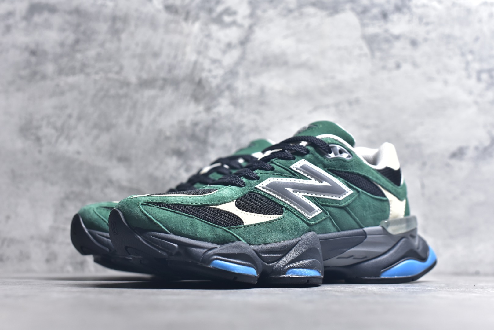 图片[2]-#新百伦New Balance NB9060 绿白U9060VRA 全套原楦原纸板原厂数据开发 进口三明治网面 原装进口翻毛皮料正确绒感卡色 正确中底拉帮中底网布细节 原厂标裁 带紫光防伪 定制后跟透明水晶模块 冲裁组合 大底贴合程度胶水上色把控完美 整洁度挑战全网艺术家 多道序QC把关品质完善 匠心打造 耗时两个月开发完成 工艺极其复杂难度可想而知 新开独立私模大底 全网唯一正确六层组合大底 高端零售专供产物 尺码：36 37 37.5 38 38.5 39 40 40.5 41 42 42.5 43 44 45 45.5 46.5-选品中心