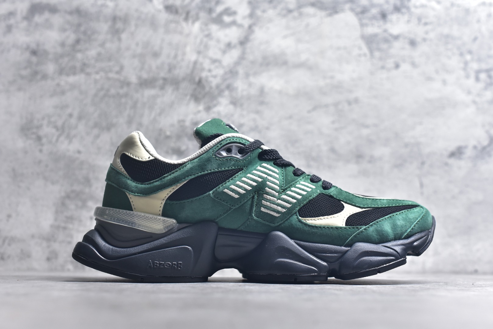 图片[3]-#新百伦New Balance NB9060 绿白U9060VRA 全套原楦原纸板原厂数据开发 进口三明治网面 原装进口翻毛皮料正确绒感卡色 正确中底拉帮中底网布细节 原厂标裁 带紫光防伪 定制后跟透明水晶模块 冲裁组合 大底贴合程度胶水上色把控完美 整洁度挑战全网艺术家 多道序QC把关品质完善 匠心打造 耗时两个月开发完成 工艺极其复杂难度可想而知 新开独立私模大底 全网唯一正确六层组合大底 高端零售专供产物 尺码：36 37 37.5 38 38.5 39 40 40.5 41 42 42.5 43 44 45 45.5 46.5-选品中心