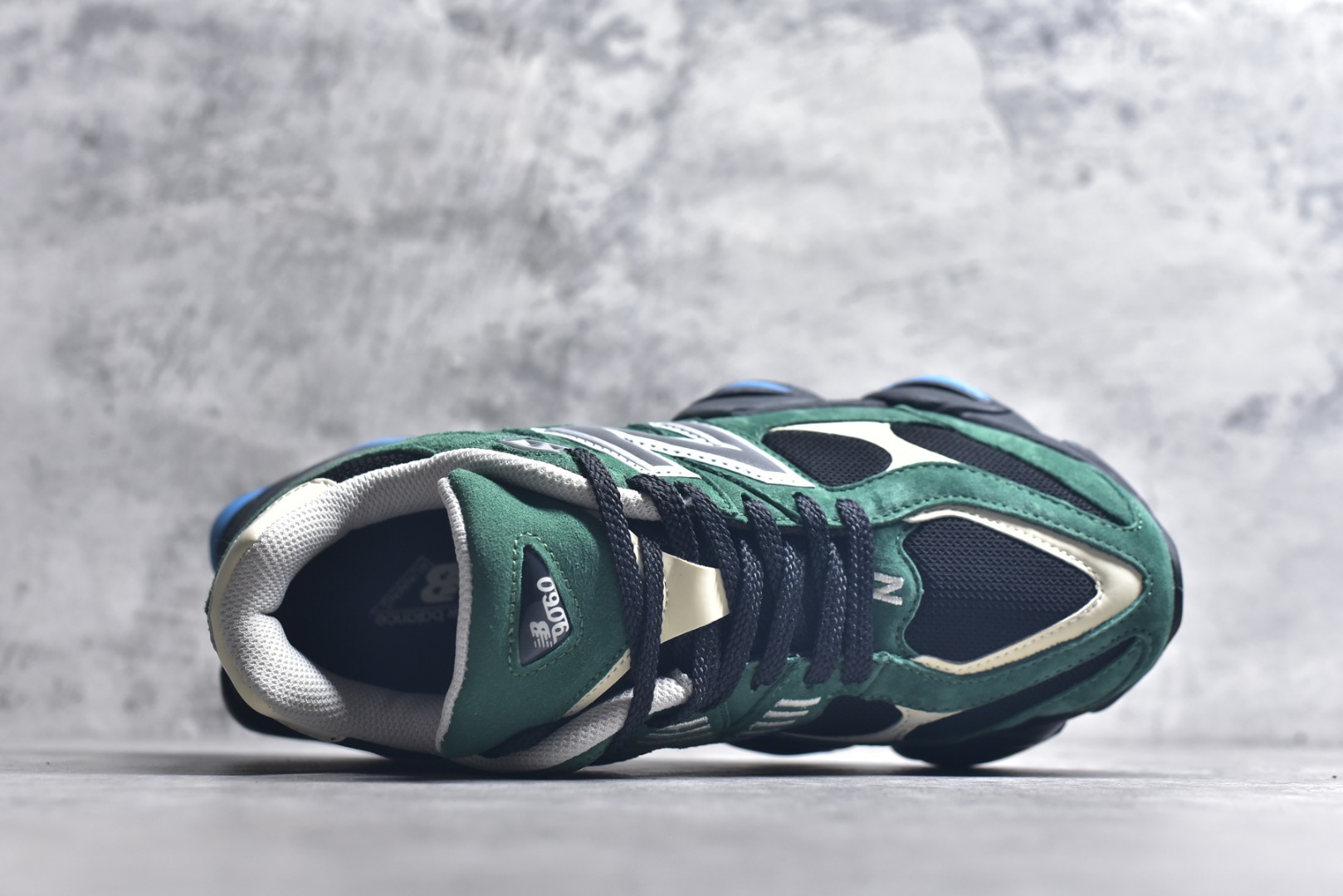 图片[4]-#新百伦New Balance NB9060 绿白U9060VRA 全套原楦原纸板原厂数据开发 进口三明治网面 原装进口翻毛皮料正确绒感卡色 正确中底拉帮中底网布细节 原厂标裁 带紫光防伪 定制后跟透明水晶模块 冲裁组合 大底贴合程度胶水上色把控完美 整洁度挑战全网艺术家 多道序QC把关品质完善 匠心打造 耗时两个月开发完成 工艺极其复杂难度可想而知 新开独立私模大底 全网唯一正确六层组合大底 高端零售专供产物 尺码：36 37 37.5 38 38.5 39 40 40.5 41 42 42.5 43 44 45 45.5 46.5-选品中心