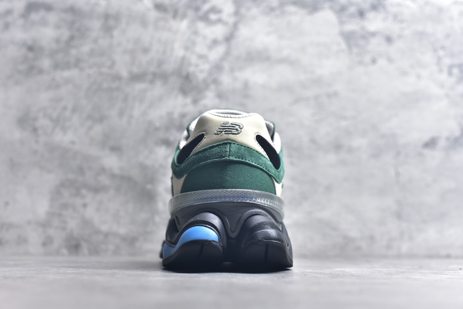 图片[5]-#新百伦New Balance NB9060 绿白U9060VRA 全套原楦原纸板原厂数据开发 进口三明治网面 原装进口翻毛皮料正确绒感卡色 正确中底拉帮中底网布细节 原厂标裁 带紫光防伪 定制后跟透明水晶模块 冲裁组合 大底贴合程度胶水上色把控完美 整洁度挑战全网艺术家 多道序QC把关品质完善 匠心打造 耗时两个月开发完成 工艺极其复杂难度可想而知 新开独立私模大底 全网唯一正确六层组合大底 高端零售专供产物 尺码：36 37 37.5 38 38.5 39 40 40.5 41 42 42.5 43 44 45 45.5 46.5-选品中心