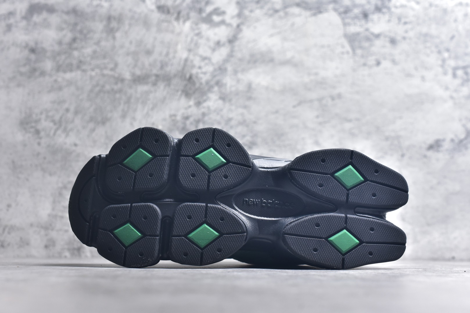 图片[6]-#新百伦New Balance NB9060 绿白U9060VRA 全套原楦原纸板原厂数据开发 进口三明治网面 原装进口翻毛皮料正确绒感卡色 正确中底拉帮中底网布细节 原厂标裁 带紫光防伪 定制后跟透明水晶模块 冲裁组合 大底贴合程度胶水上色把控完美 整洁度挑战全网艺术家 多道序QC把关品质完善 匠心打造 耗时两个月开发完成 工艺极其复杂难度可想而知 新开独立私模大底 全网唯一正确六层组合大底 高端零售专供产物 尺码：36 37 37.5 38 38.5 39 40 40.5 41 42 42.5 43 44 45 45.5 46.5-选品中心