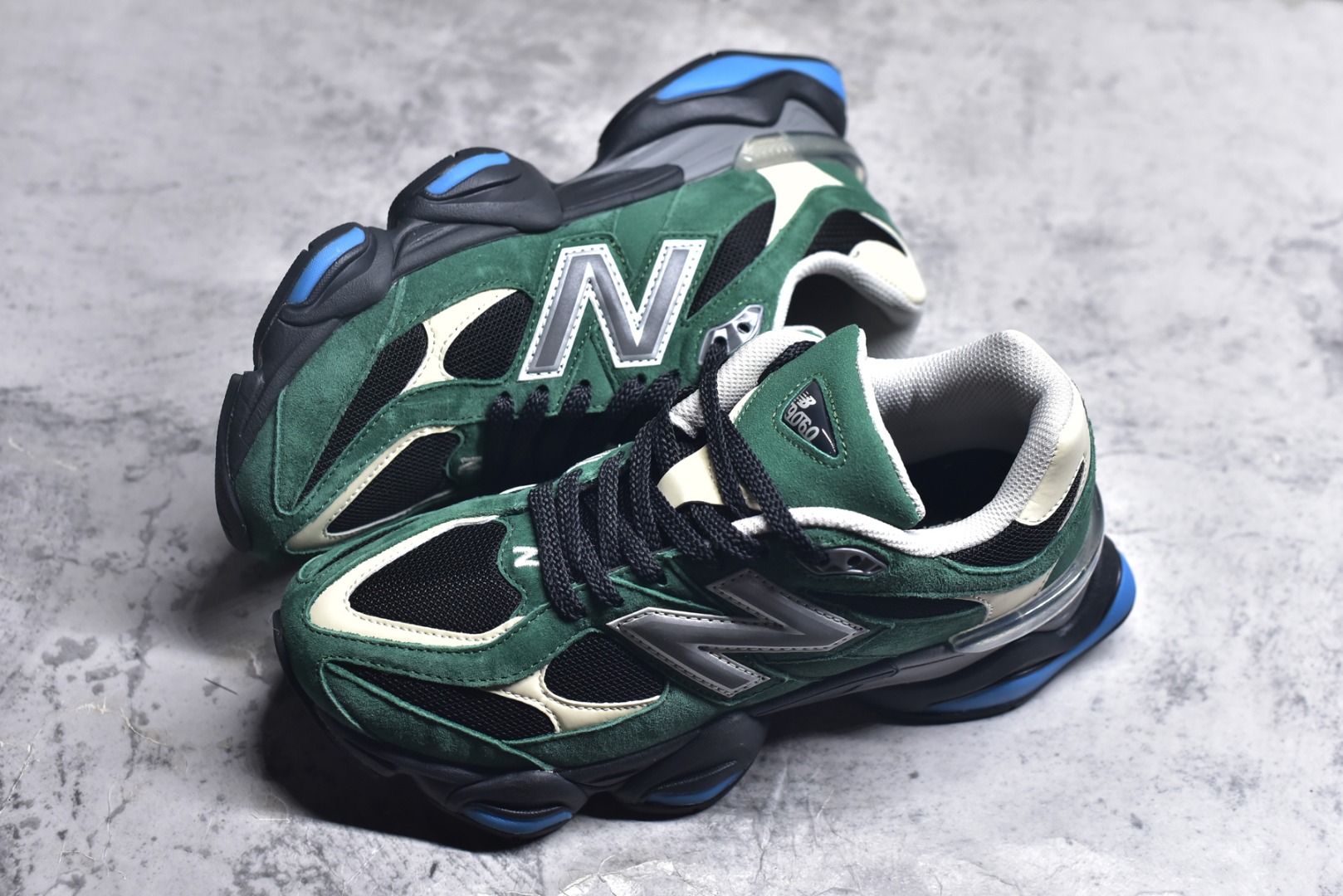 图片[7]-#新百伦New Balance NB9060 绿白U9060VRA 全套原楦原纸板原厂数据开发 进口三明治网面 原装进口翻毛皮料正确绒感卡色 正确中底拉帮中底网布细节 原厂标裁 带紫光防伪 定制后跟透明水晶模块 冲裁组合 大底贴合程度胶水上色把控完美 整洁度挑战全网艺术家 多道序QC把关品质完善 匠心打造 耗时两个月开发完成 工艺极其复杂难度可想而知 新开独立私模大底 全网唯一正确六层组合大底 高端零售专供产物 尺码：36 37 37.5 38 38.5 39 40 40.5 41 42 42.5 43 44 45 45.5 46.5-选品中心