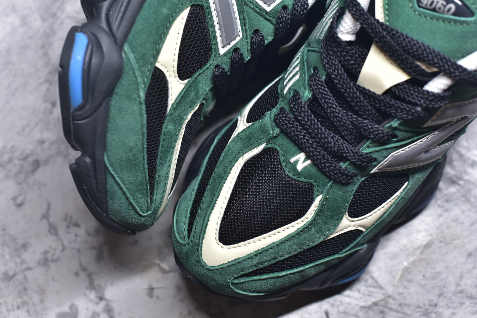 图片[8]-#新百伦New Balance NB9060 绿白U9060VRA 全套原楦原纸板原厂数据开发 进口三明治网面 原装进口翻毛皮料正确绒感卡色 正确中底拉帮中底网布细节 原厂标裁 带紫光防伪 定制后跟透明水晶模块 冲裁组合 大底贴合程度胶水上色把控完美 整洁度挑战全网艺术家 多道序QC把关品质完善 匠心打造 耗时两个月开发完成 工艺极其复杂难度可想而知 新开独立私模大底 全网唯一正确六层组合大底 高端零售专供产物 尺码：36 37 37.5 38 38.5 39 40 40.5 41 42 42.5 43 44 45 45.5 46.5-选品中心