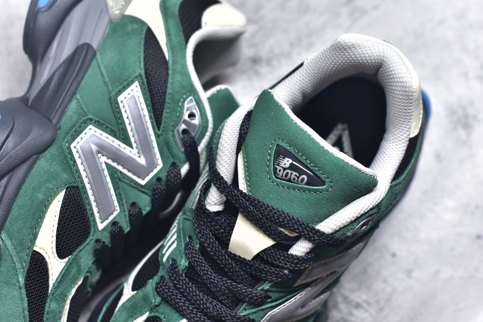 图片[9]-#新百伦New Balance NB9060 绿白U9060VRA 全套原楦原纸板原厂数据开发 进口三明治网面 原装进口翻毛皮料正确绒感卡色 正确中底拉帮中底网布细节 原厂标裁 带紫光防伪 定制后跟透明水晶模块 冲裁组合 大底贴合程度胶水上色把控完美 整洁度挑战全网艺术家 多道序QC把关品质完善 匠心打造 耗时两个月开发完成 工艺极其复杂难度可想而知 新开独立私模大底 全网唯一正确六层组合大底 高端零售专供产物 尺码：36 37 37.5 38 38.5 39 40 40.5 41 42 42.5 43 44 45 45.5 46.5-选品中心