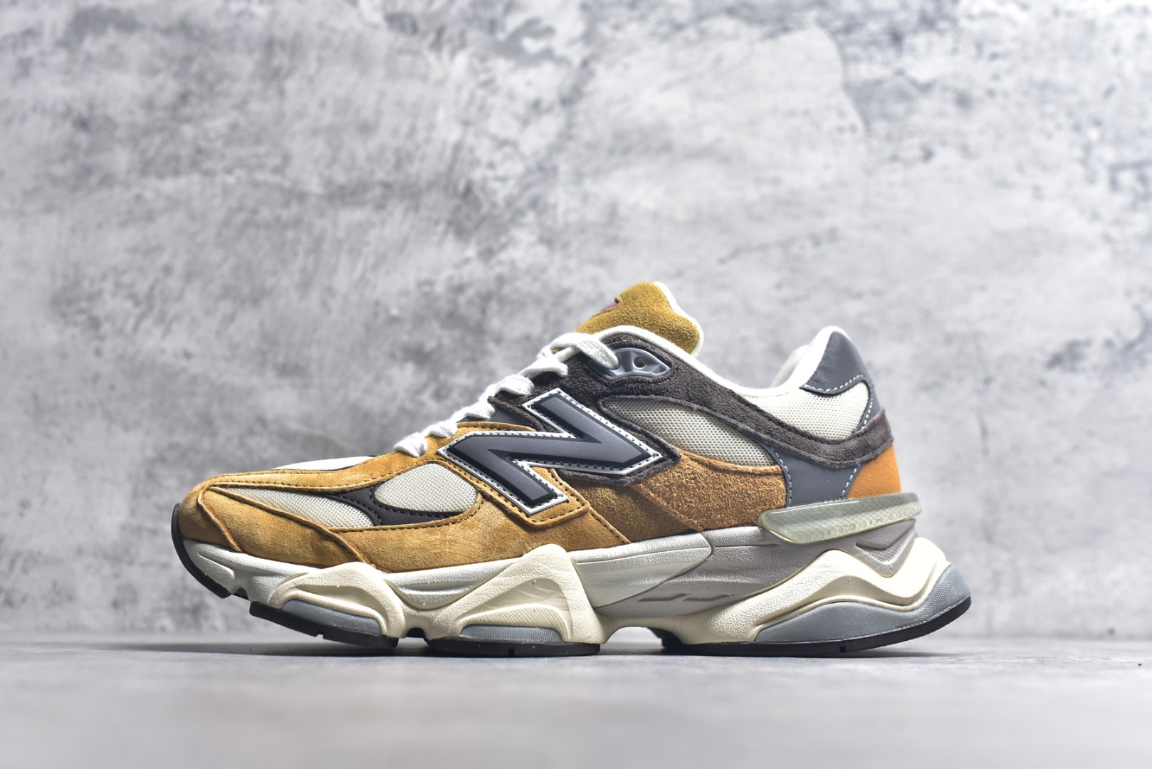 #新百伦New Balance NB9060 土黄 U9060WOR 全套原楦原纸板原厂数据开发 进口三明治网面 原装进口翻毛皮料正确绒感卡色 正确中底拉帮中底网布细节 原厂标裁 带紫光防伪 定制后跟透明水晶模块 冲裁组合 大底贴合程度胶水上色把控完美 整洁度挑战全网艺术家 多道序QC把关品质完善 匠心打造 耗时两个月开发完成 工艺极其复杂难度可想而知 新开独立私模大底 全网唯一正确六层组合大底 高端零售专供产物 尺码：36 37 37.5 38 38.5 39 40 40.5 41 42 42.5 43 44 45 45.5 46.5-选品中心