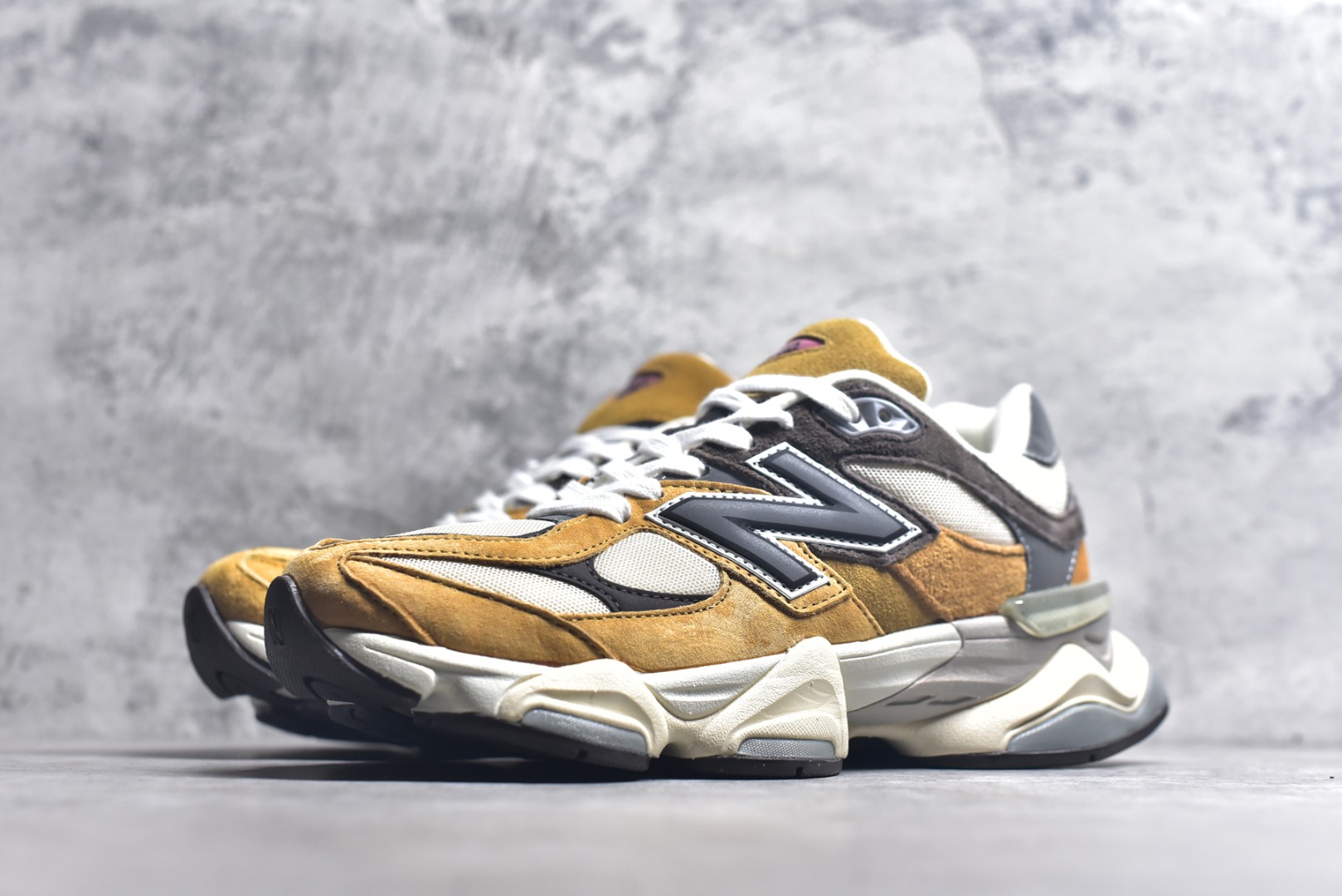 图片[2]-#新百伦New Balance NB9060 土黄 U9060WOR 全套原楦原纸板原厂数据开发 进口三明治网面 原装进口翻毛皮料正确绒感卡色 正确中底拉帮中底网布细节 原厂标裁 带紫光防伪 定制后跟透明水晶模块 冲裁组合 大底贴合程度胶水上色把控完美 整洁度挑战全网艺术家 多道序QC把关品质完善 匠心打造 耗时两个月开发完成 工艺极其复杂难度可想而知 新开独立私模大底 全网唯一正确六层组合大底 高端零售专供产物 尺码：36 37 37.5 38 38.5 39 40 40.5 41 42 42.5 43 44 45 45.5 46.5-选品中心